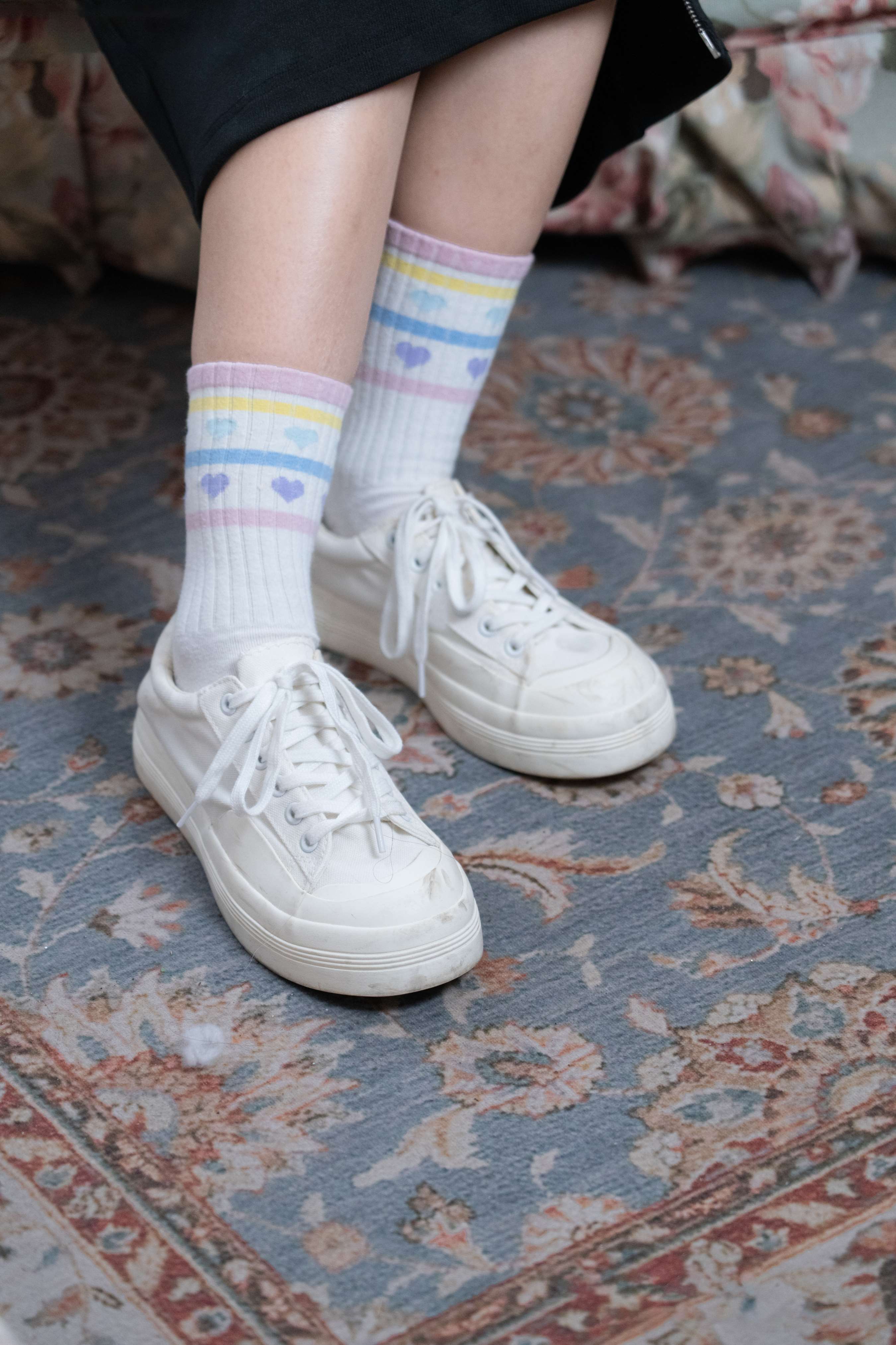 《筱筱-板鞋、白棉袜、裸足》作品图