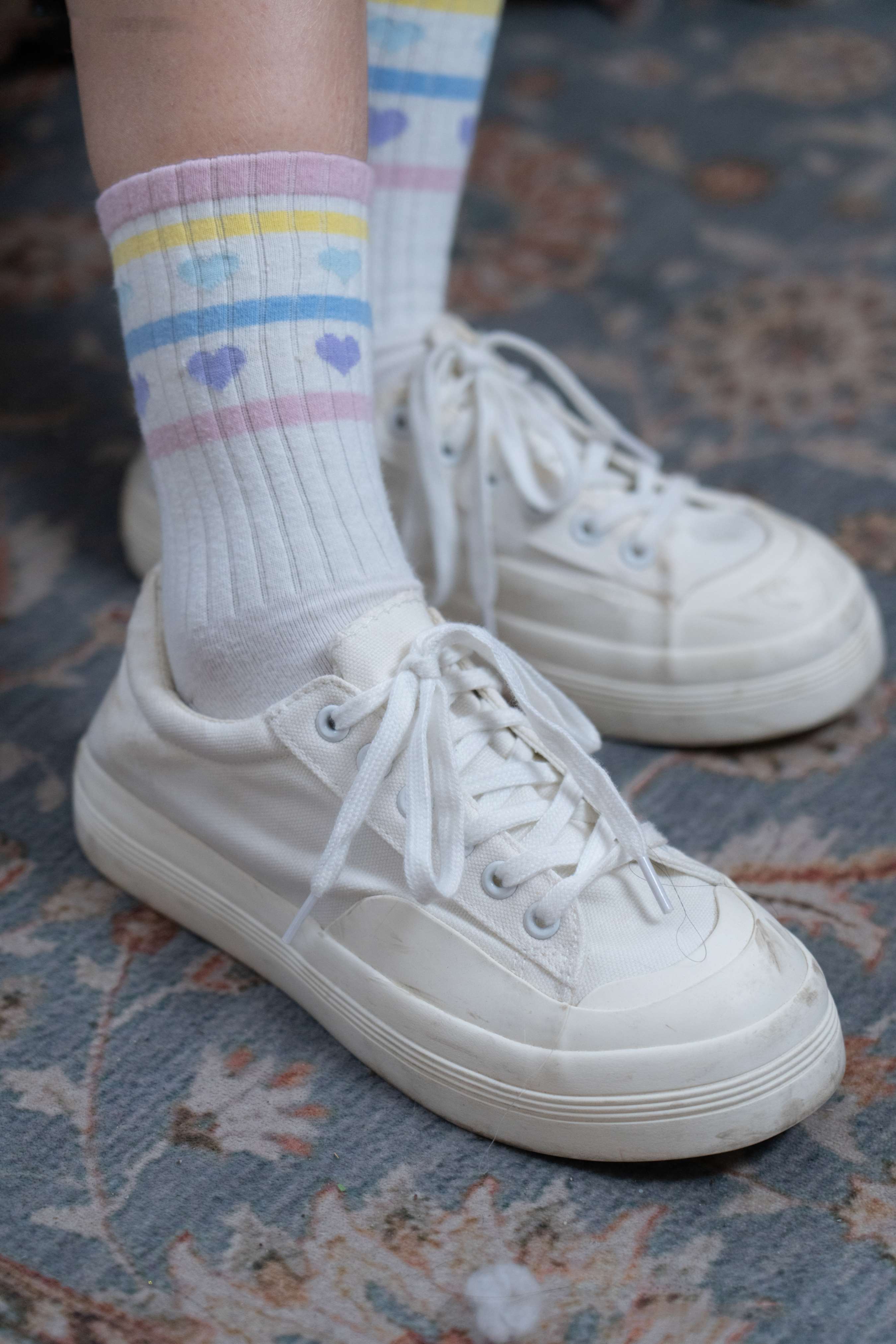 《筱筱-板鞋、白棉袜、裸足》作品图