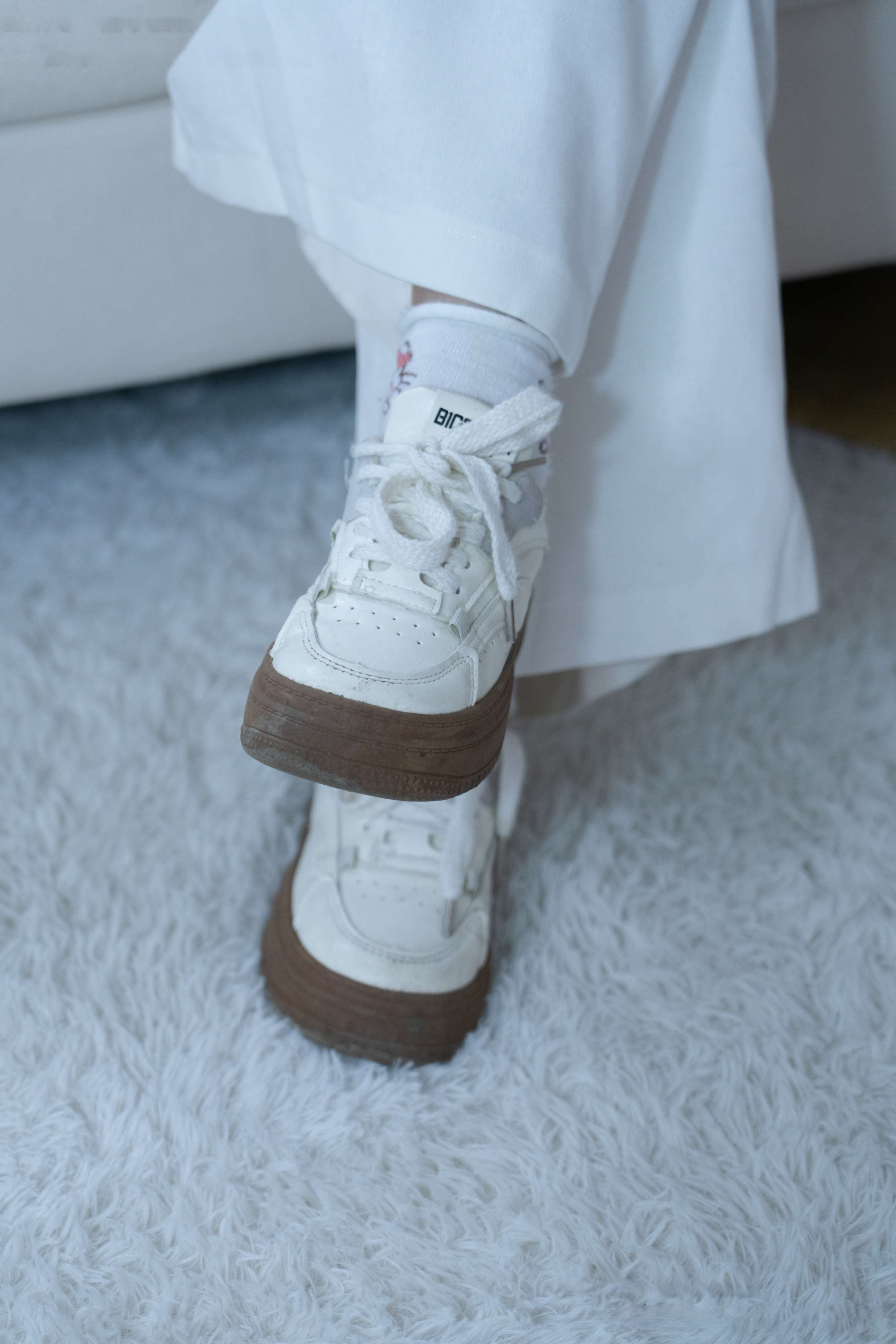 《梨子-板鞋、脏白棉袜、裸足》作品图