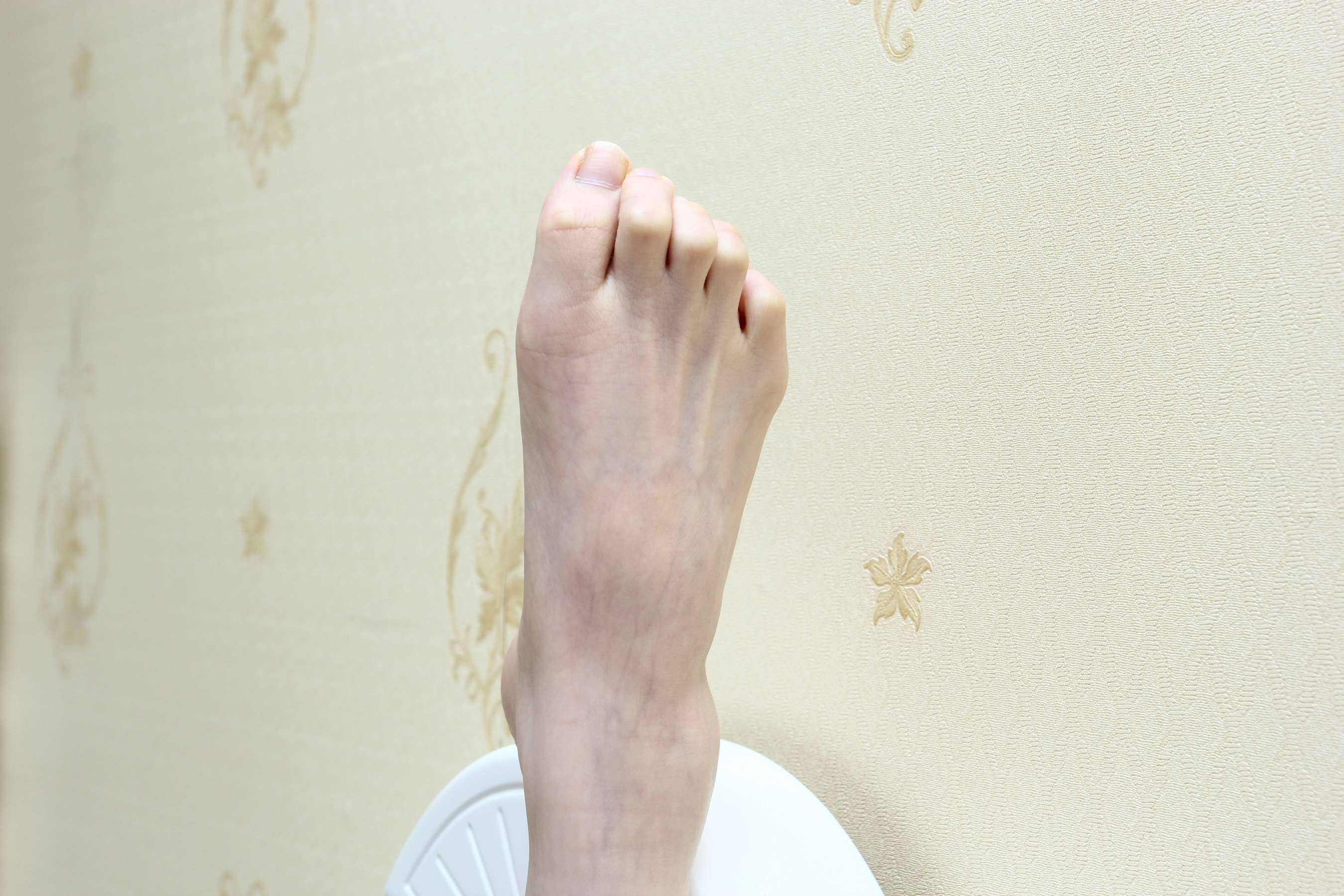 《蕾蕾白皙的玉足把我永远留在节日里》作品图