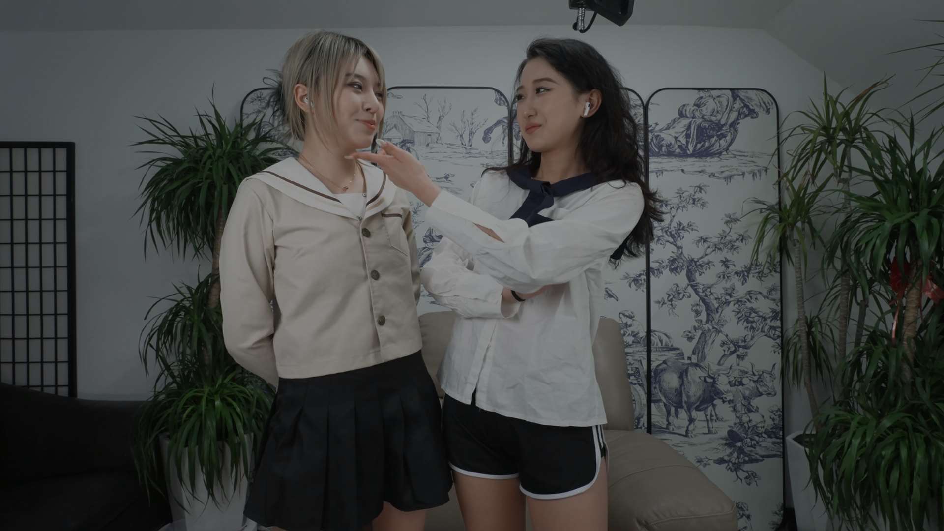 《[寄卖视频]琪琪和悠悠展示她们四只性感小脚》作品图