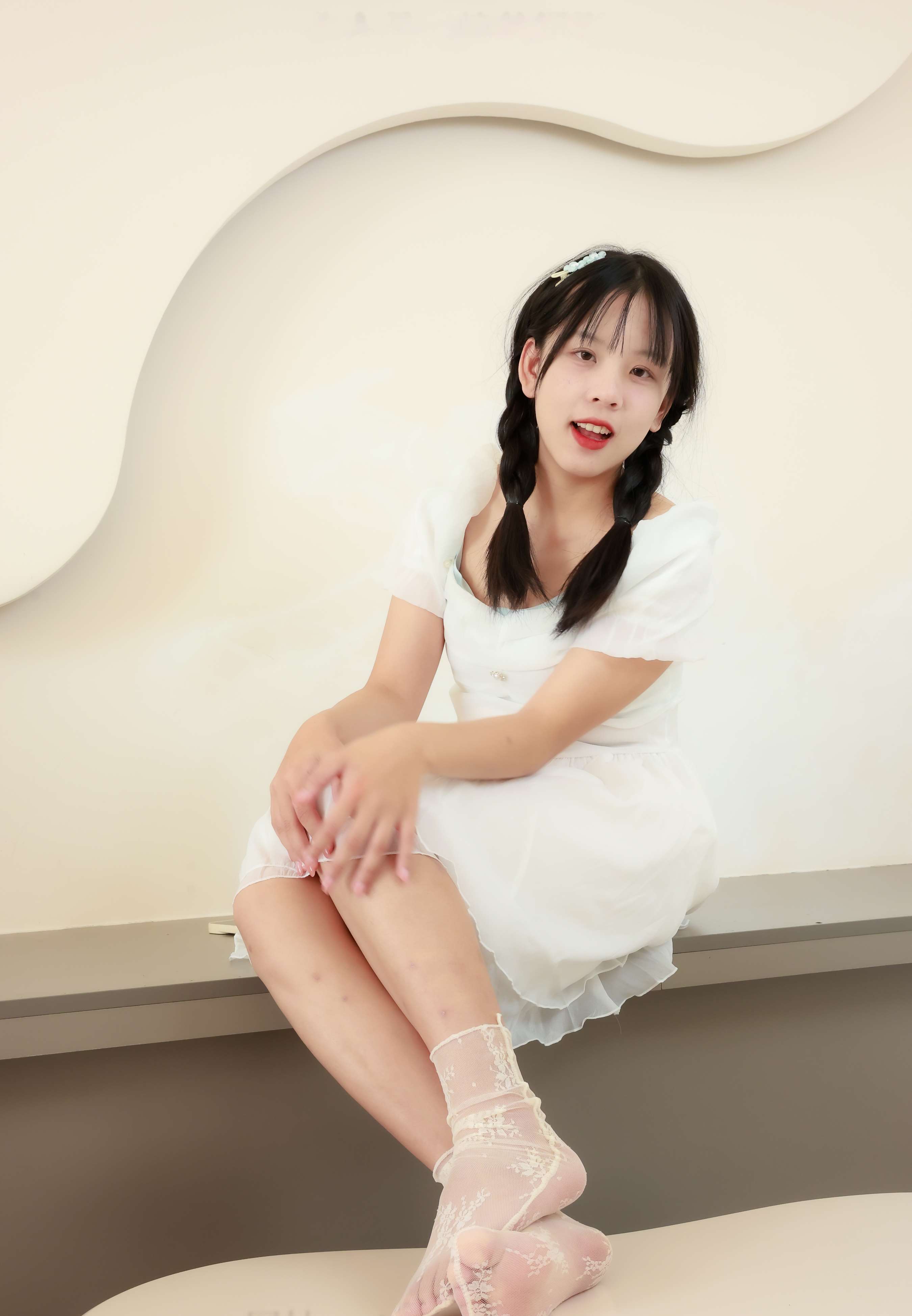 《琳琳白连衣裙の嫩足》作品图