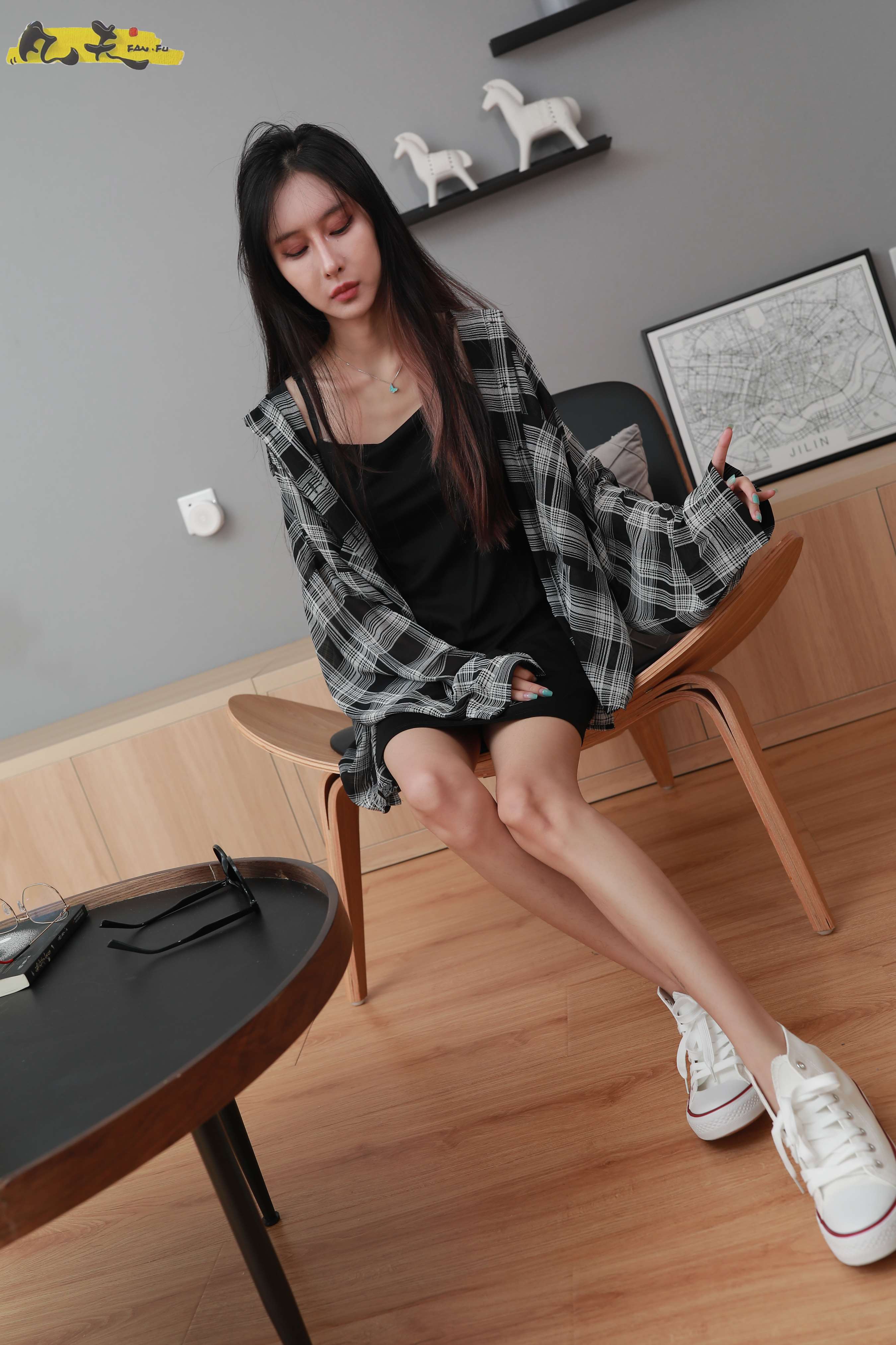 《[寄卖]凡夫摄影 依茜 高帮帆布鞋黑色棉袜》作品图