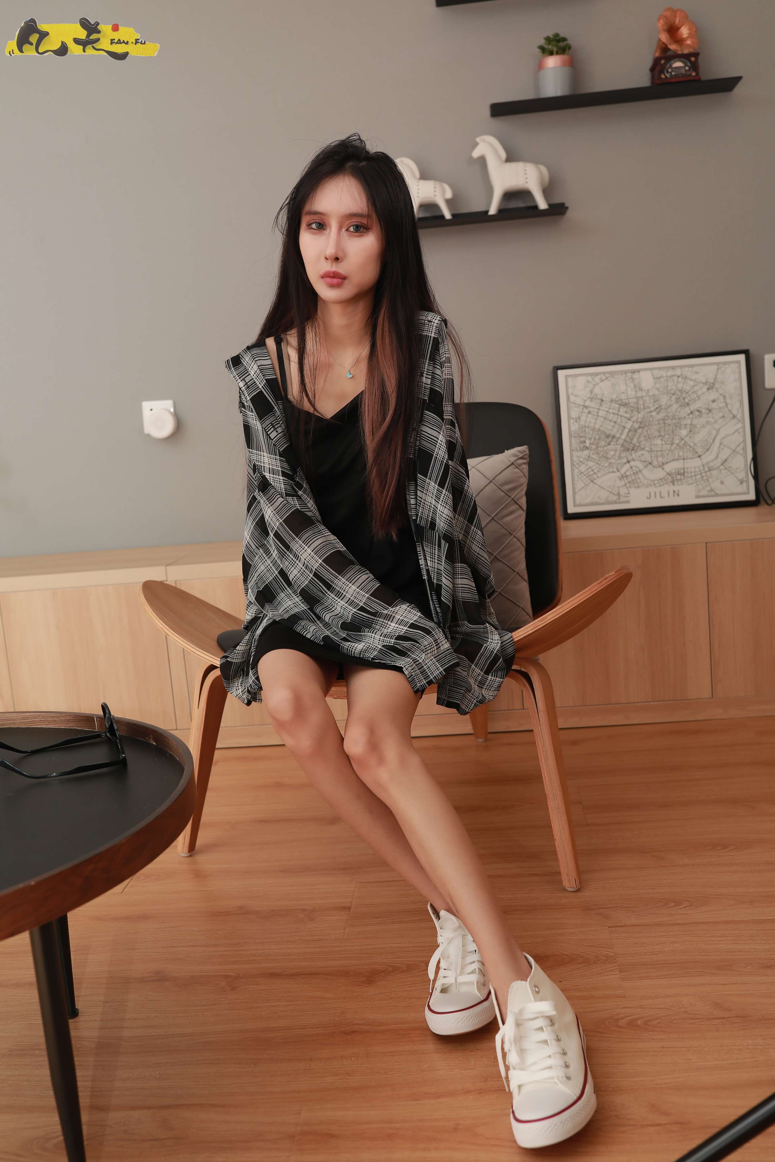 《[寄卖]凡夫摄影 依茜 高帮帆布鞋黑色棉袜》作品图