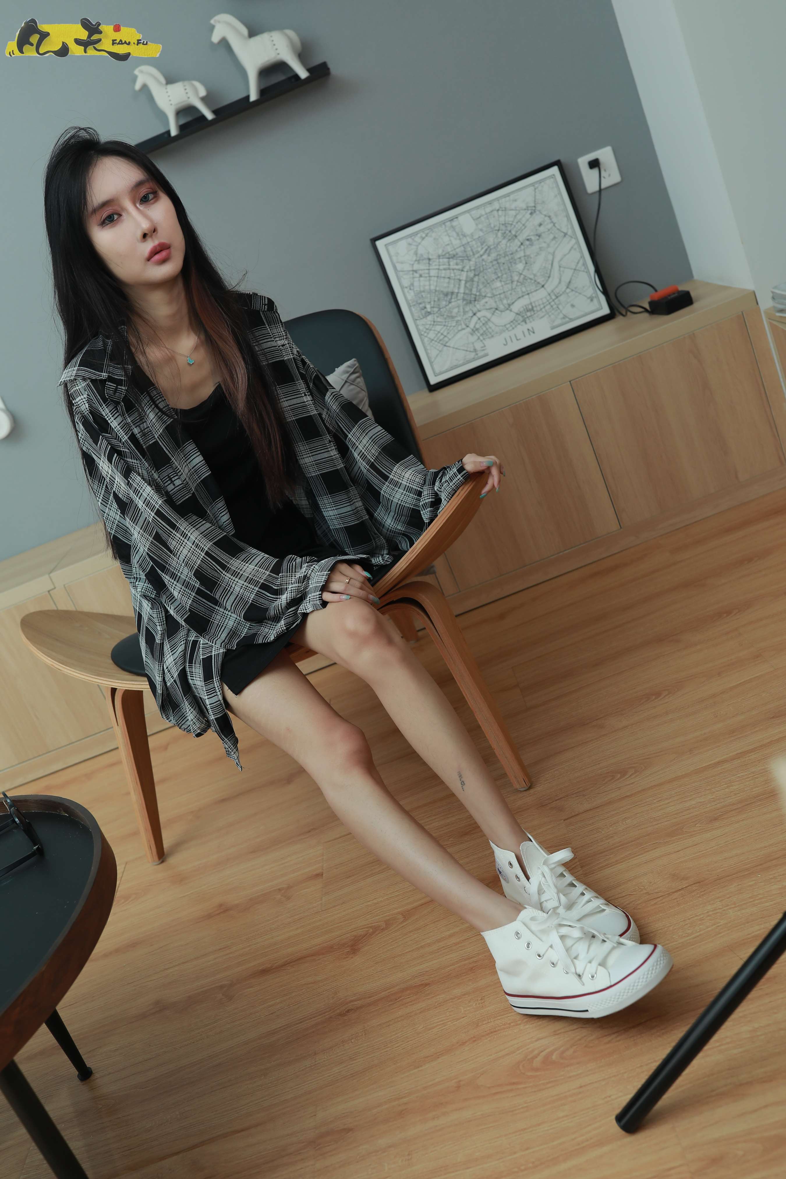 《[寄卖]凡夫摄影 依茜 高帮帆布鞋黑色棉袜》作品图