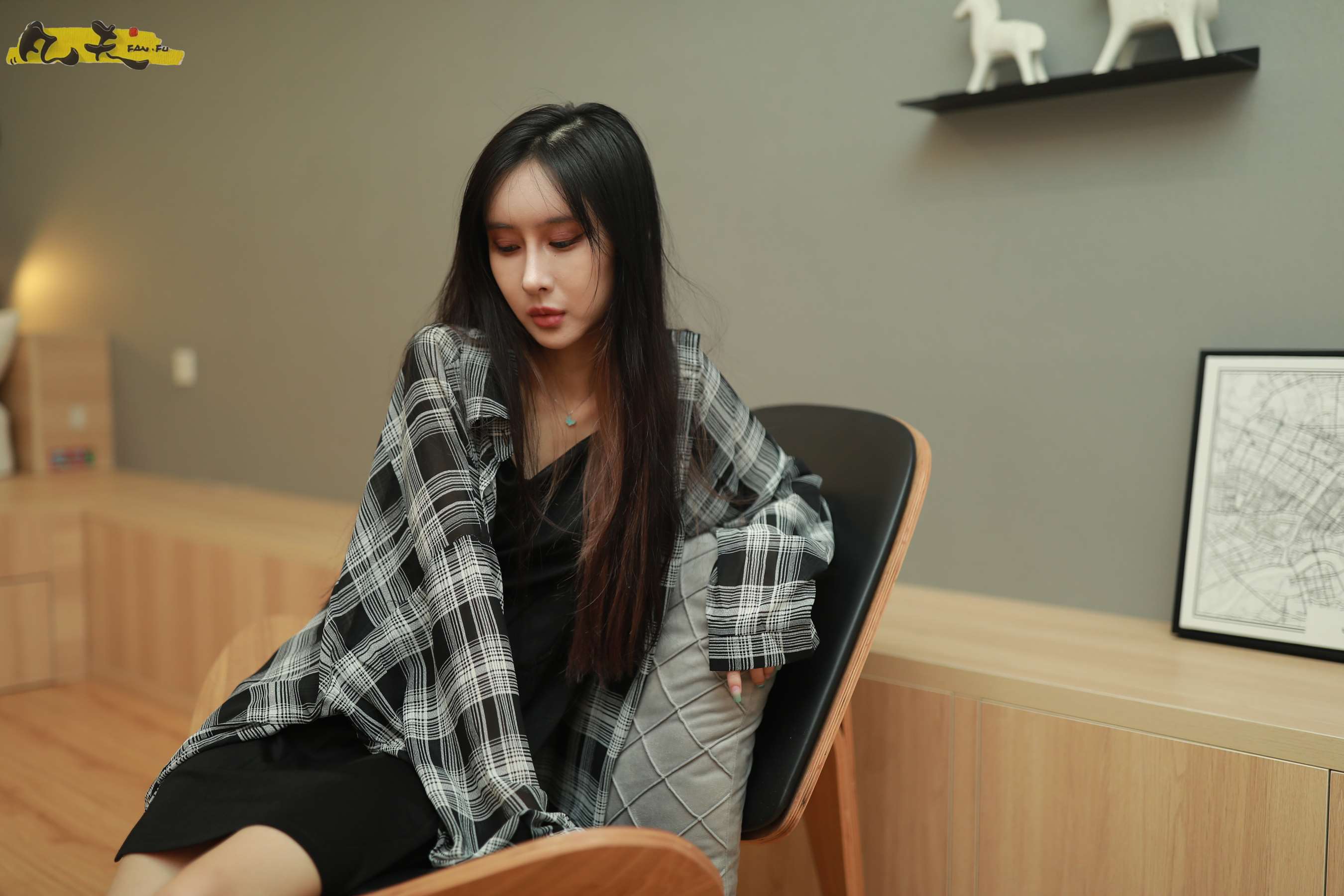 《[寄卖]凡夫摄影 依茜 高帮帆布鞋黑色棉袜》作品图