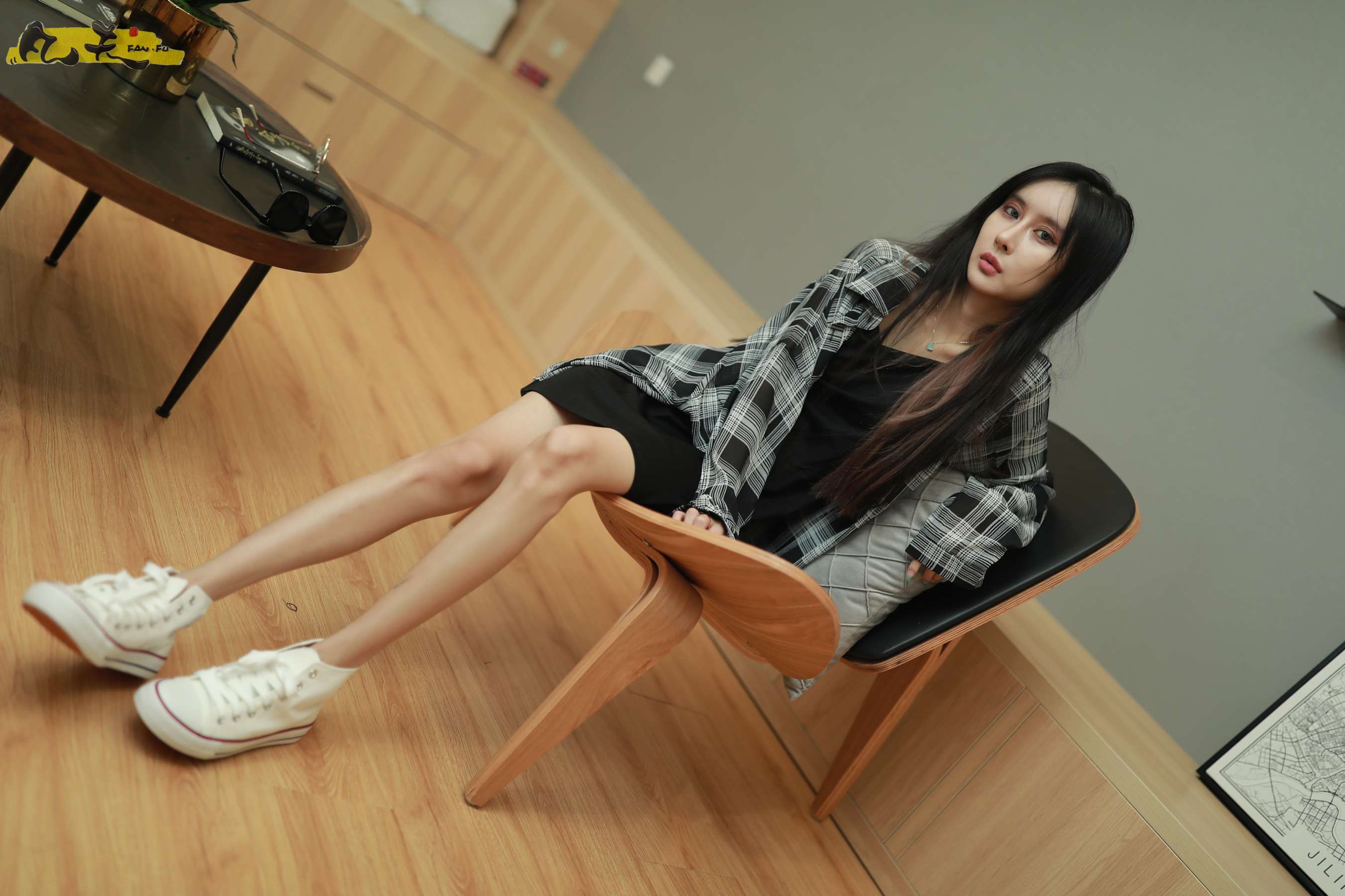 《[寄卖]凡夫摄影 依茜 高帮帆布鞋黑色棉袜》作品图