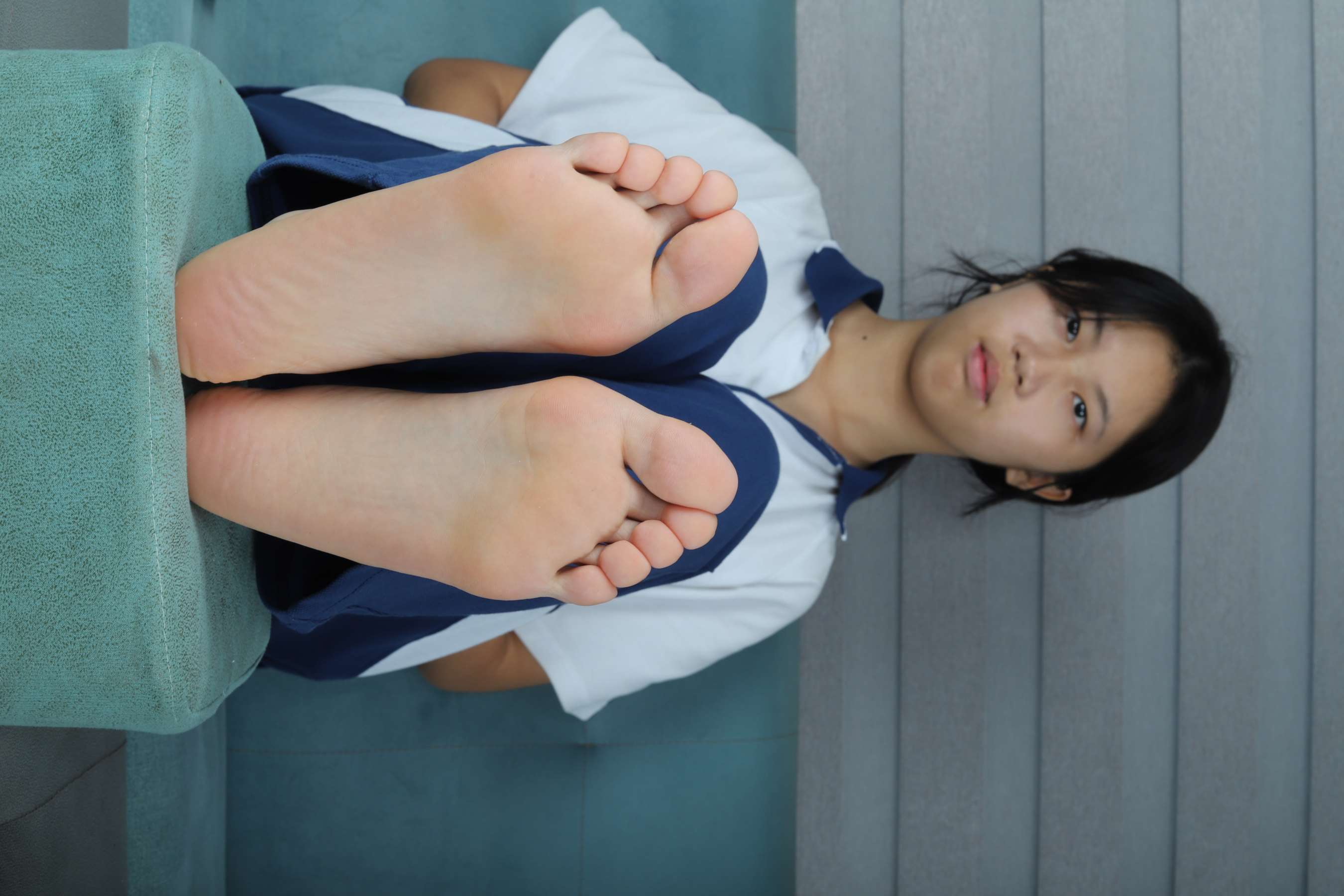 《学妹雯雯展示嫩足》作品图