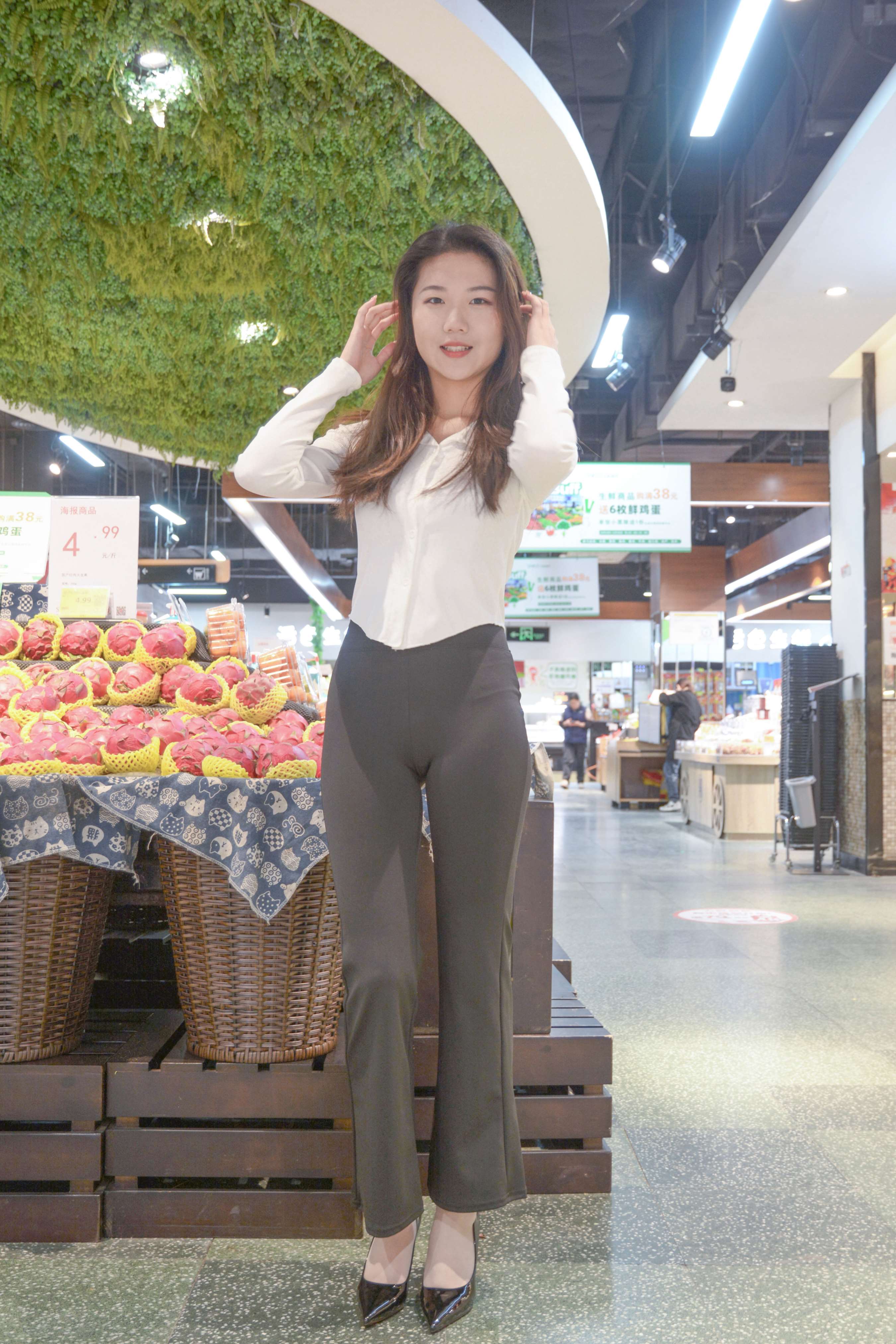 《小姐姐高跟丝足逛商场》作品图