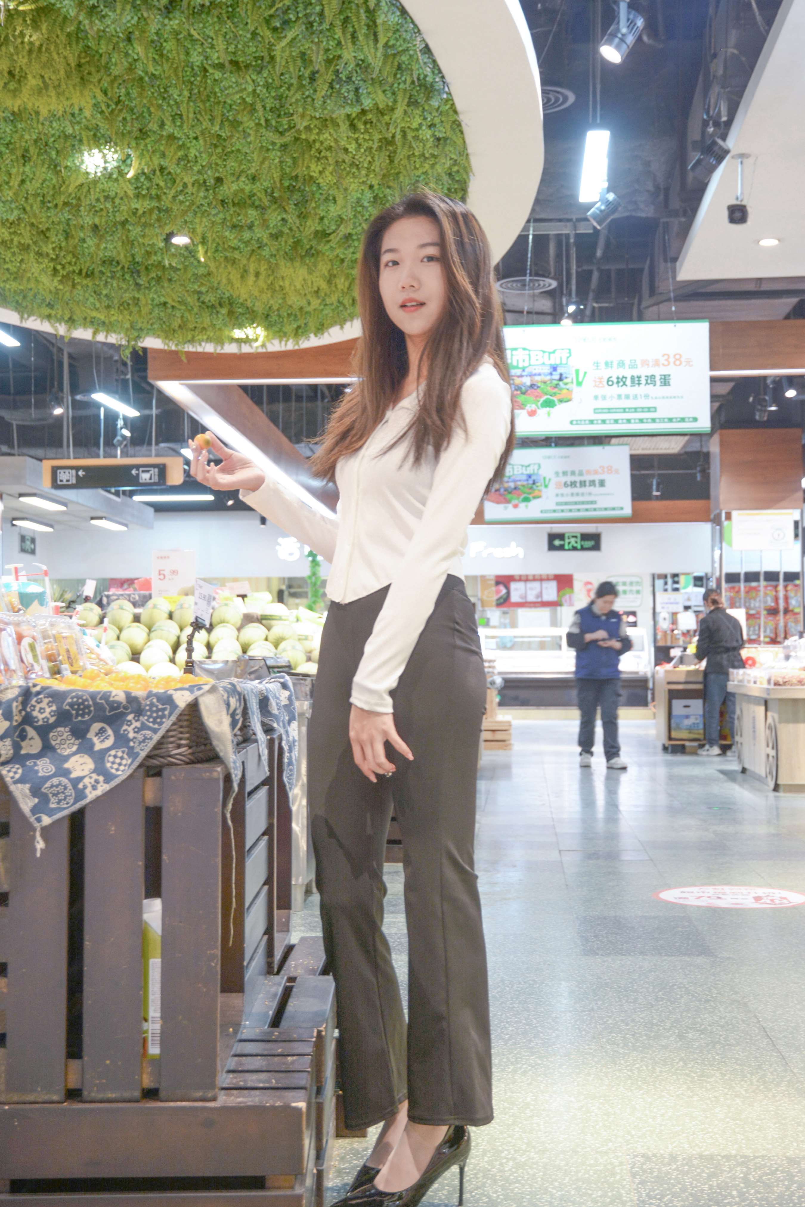 《小姐姐高跟丝足逛商场》作品图