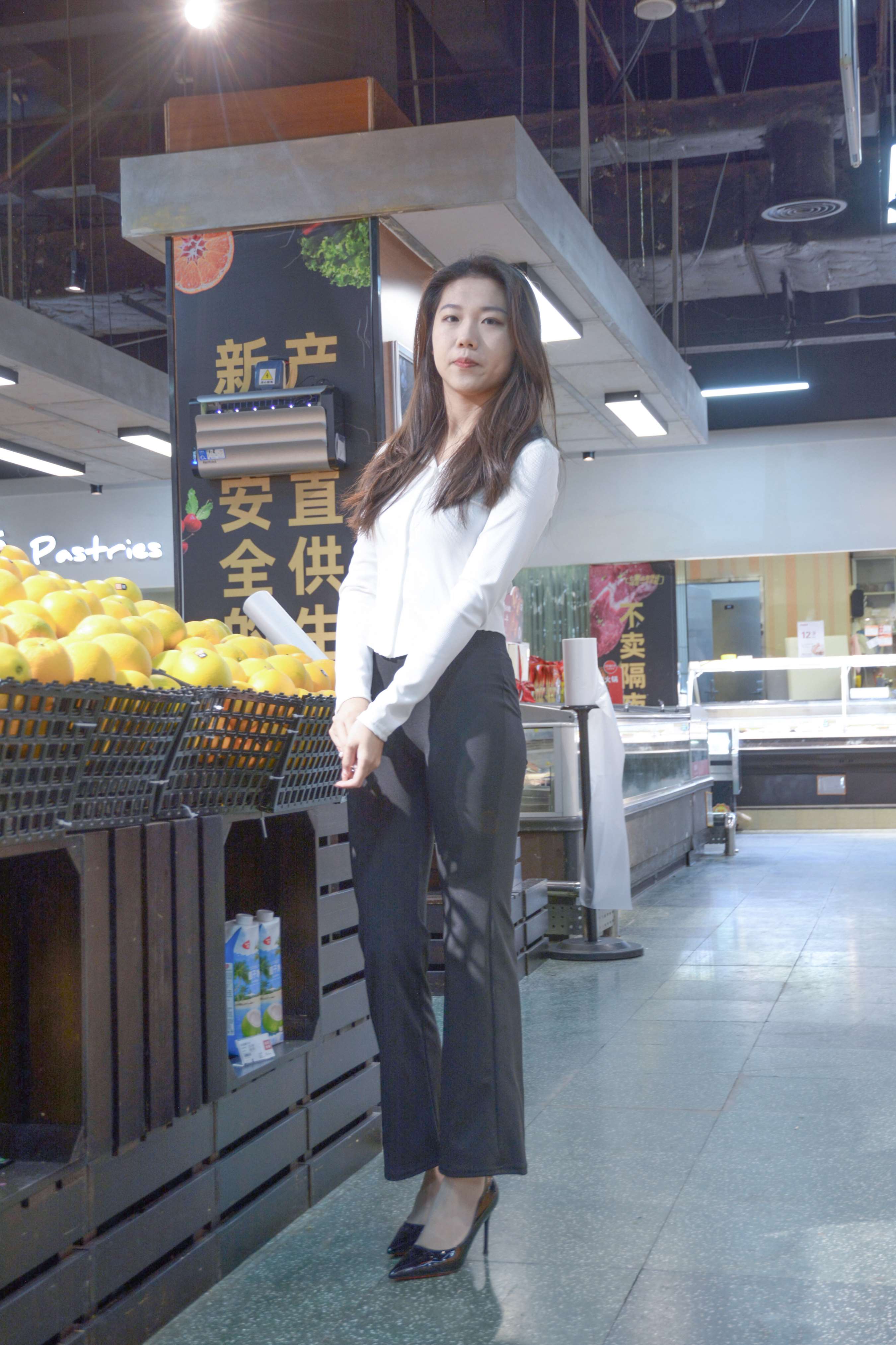 《小姐姐高跟丝足逛商场》作品图