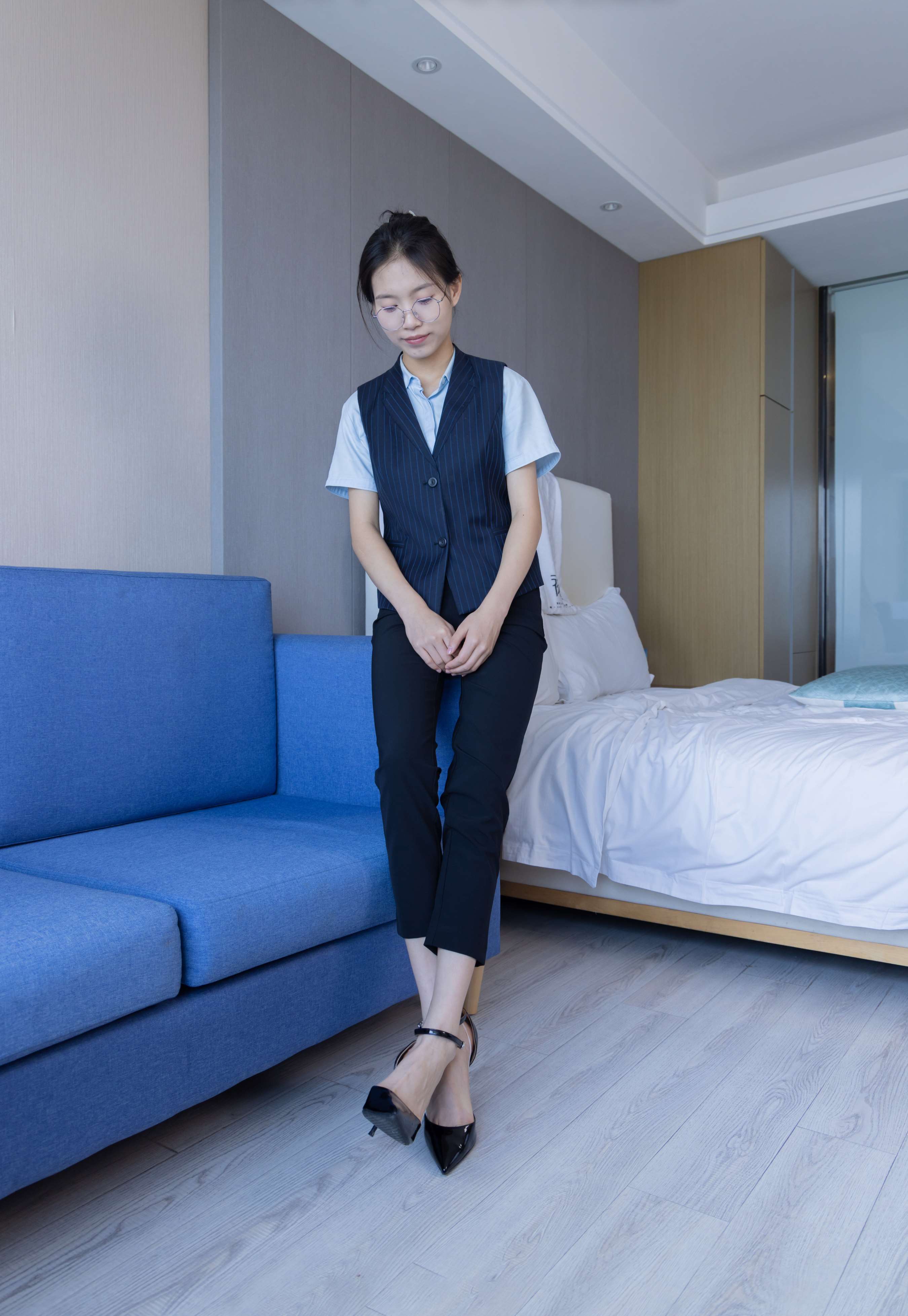 《芝士-银行制服高跟鞋の白色吊带船袜》作品图