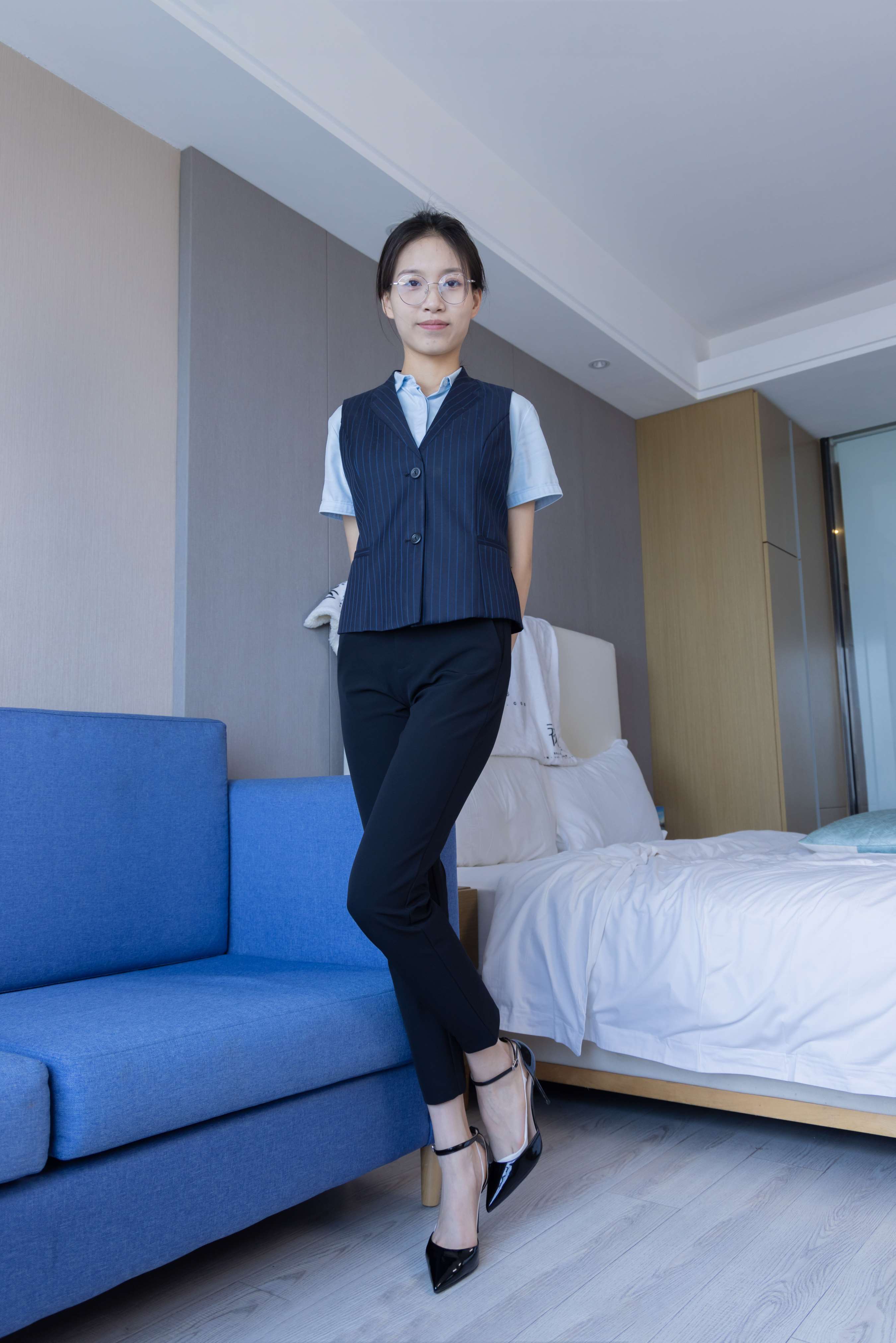 《芝士-银行制服高跟鞋の白色吊带船袜》作品图