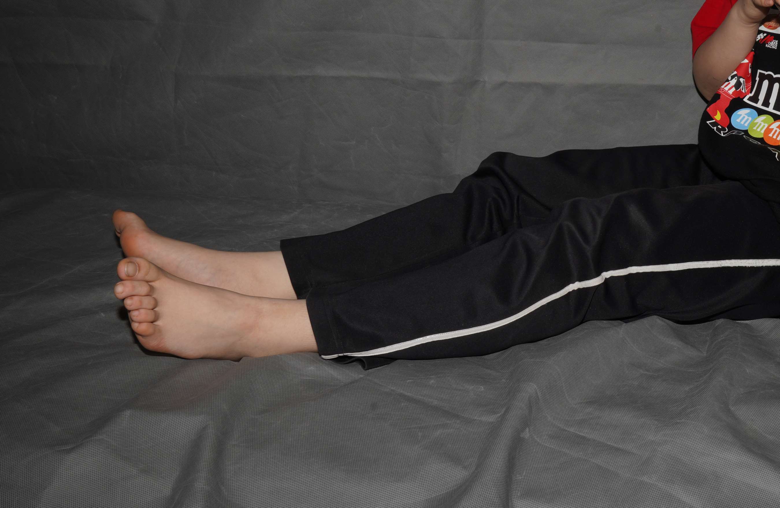 《职校毕业的小玉裸足40码二趾长美脚》作品图