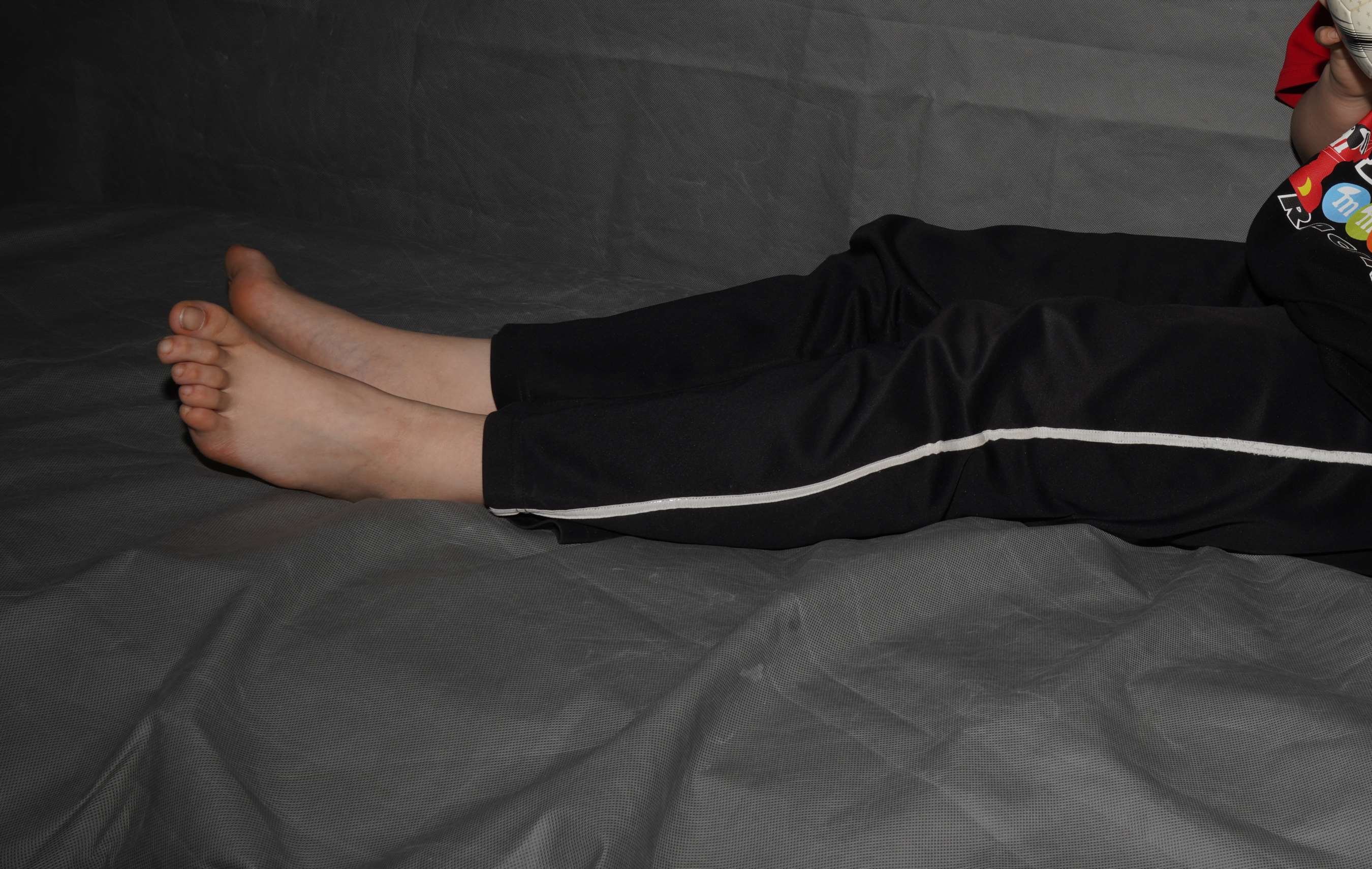 《职校毕业的小玉裸足40码二趾长美脚》作品图