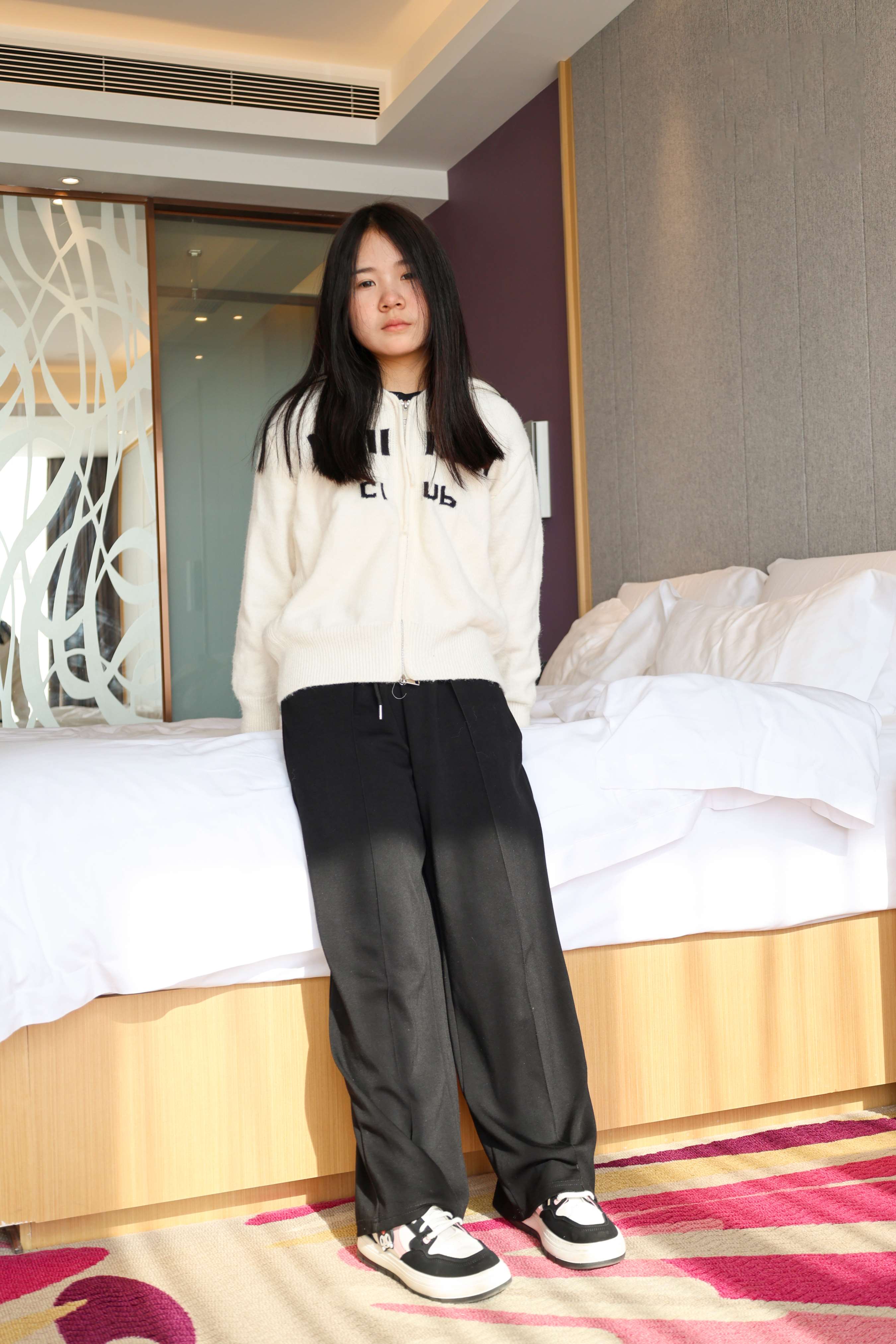 《少女板鞋白棉袜》作品图