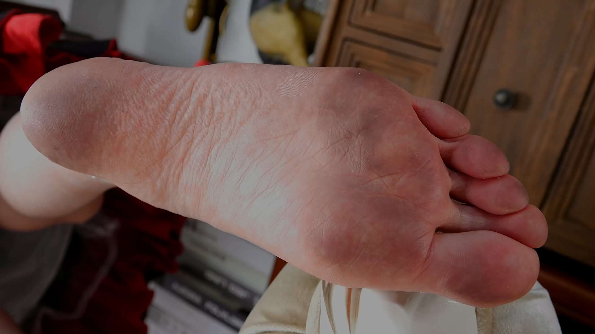 《[寄卖视频] A&F 小桐-在地上走踩玻璃裸足》作品图