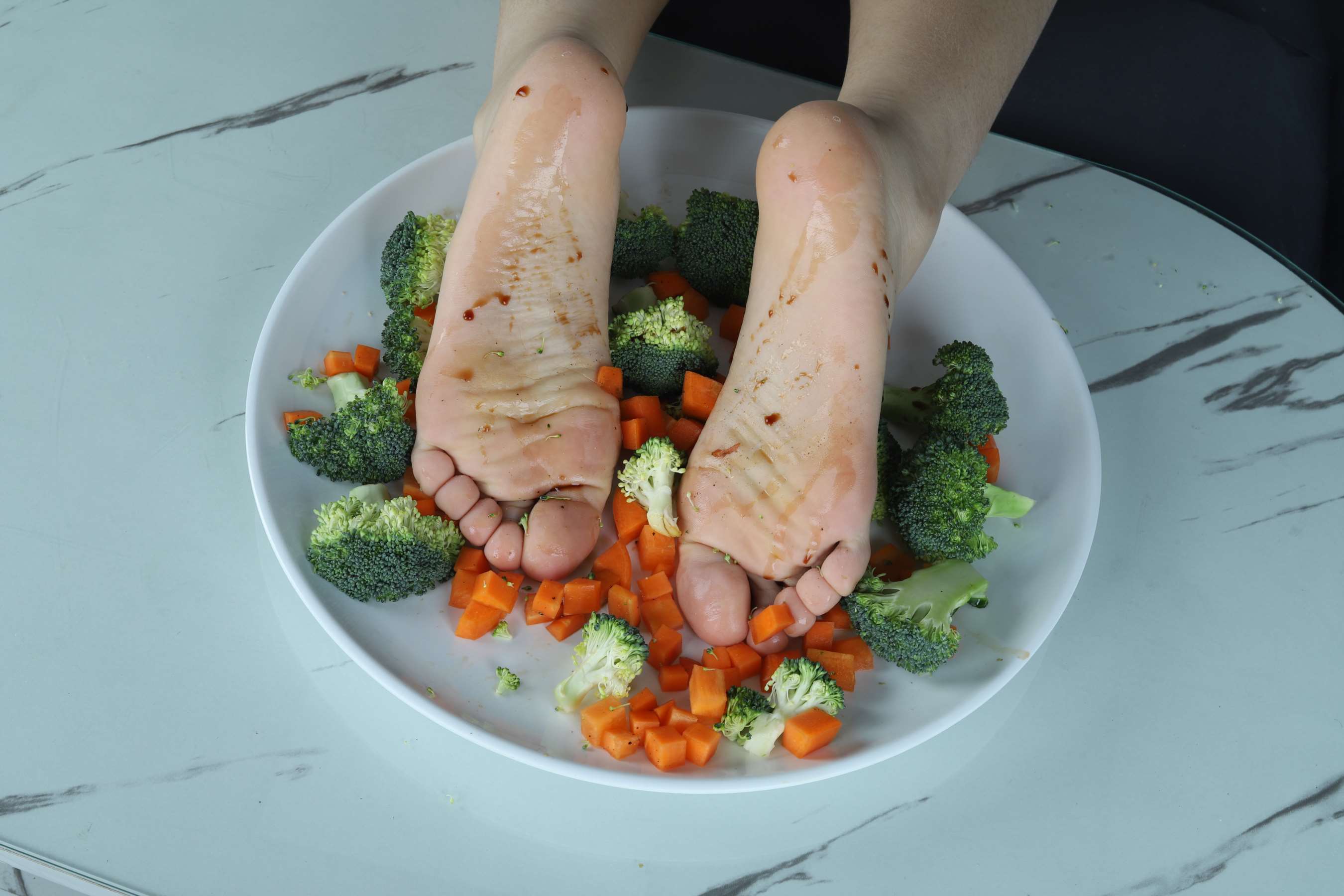 《雯雯的食物美脚》作品图