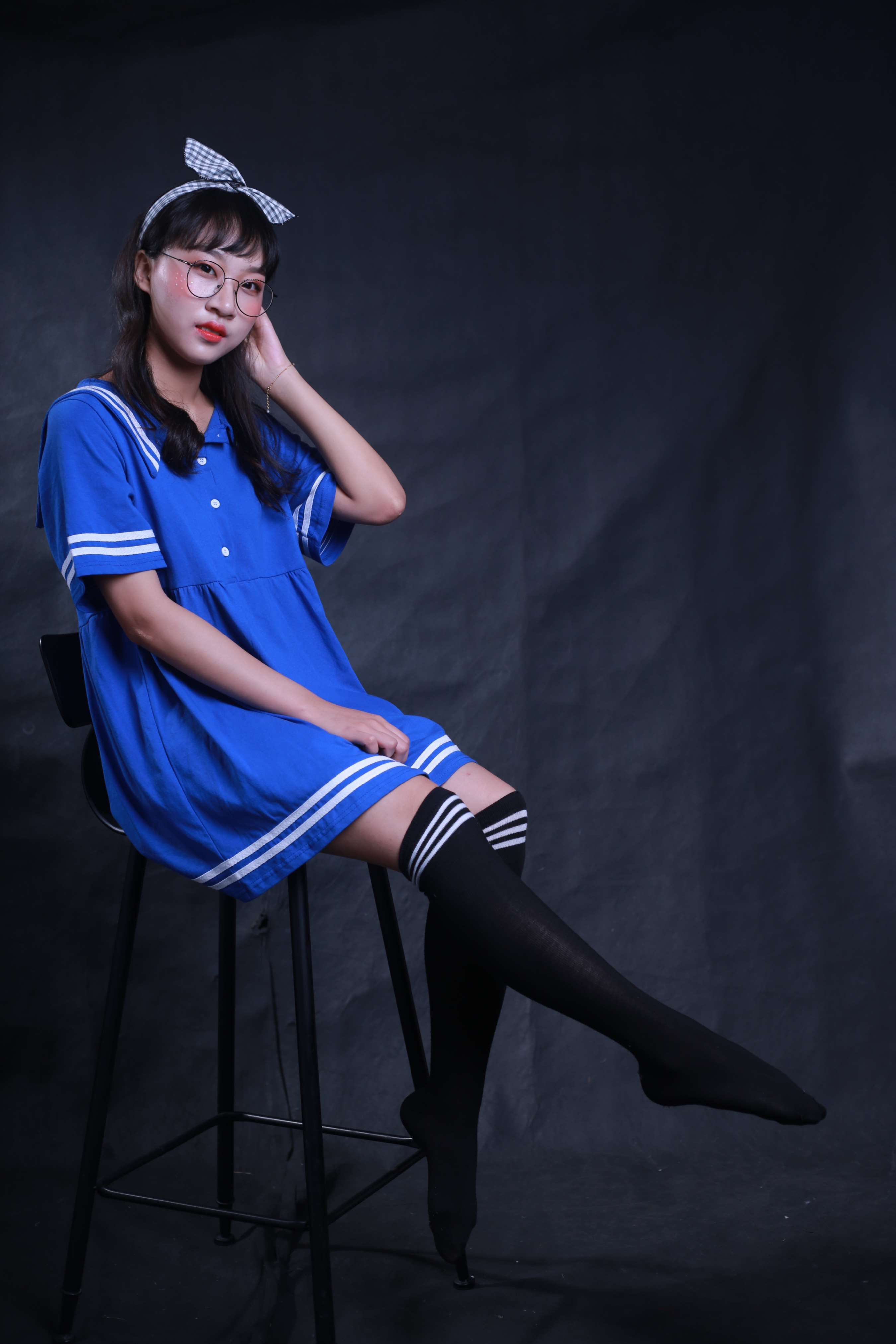 《清纯带点骚的眼镜学妹 从高中到大学的美脚船袜丝袜》作品图