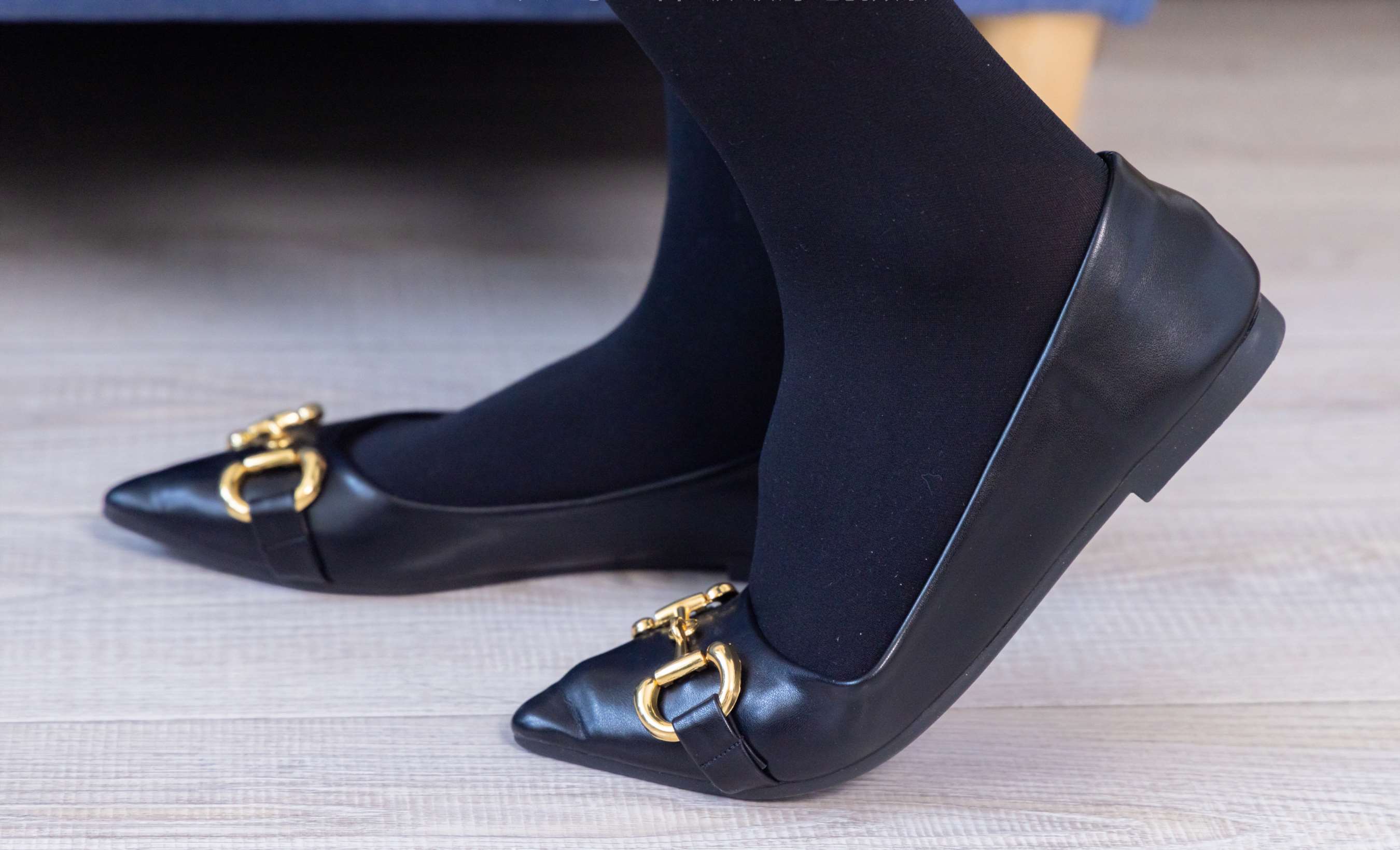 《奶油 平底鞋、厚黑丝、丝袜踩奶油小蛋糕》作品图