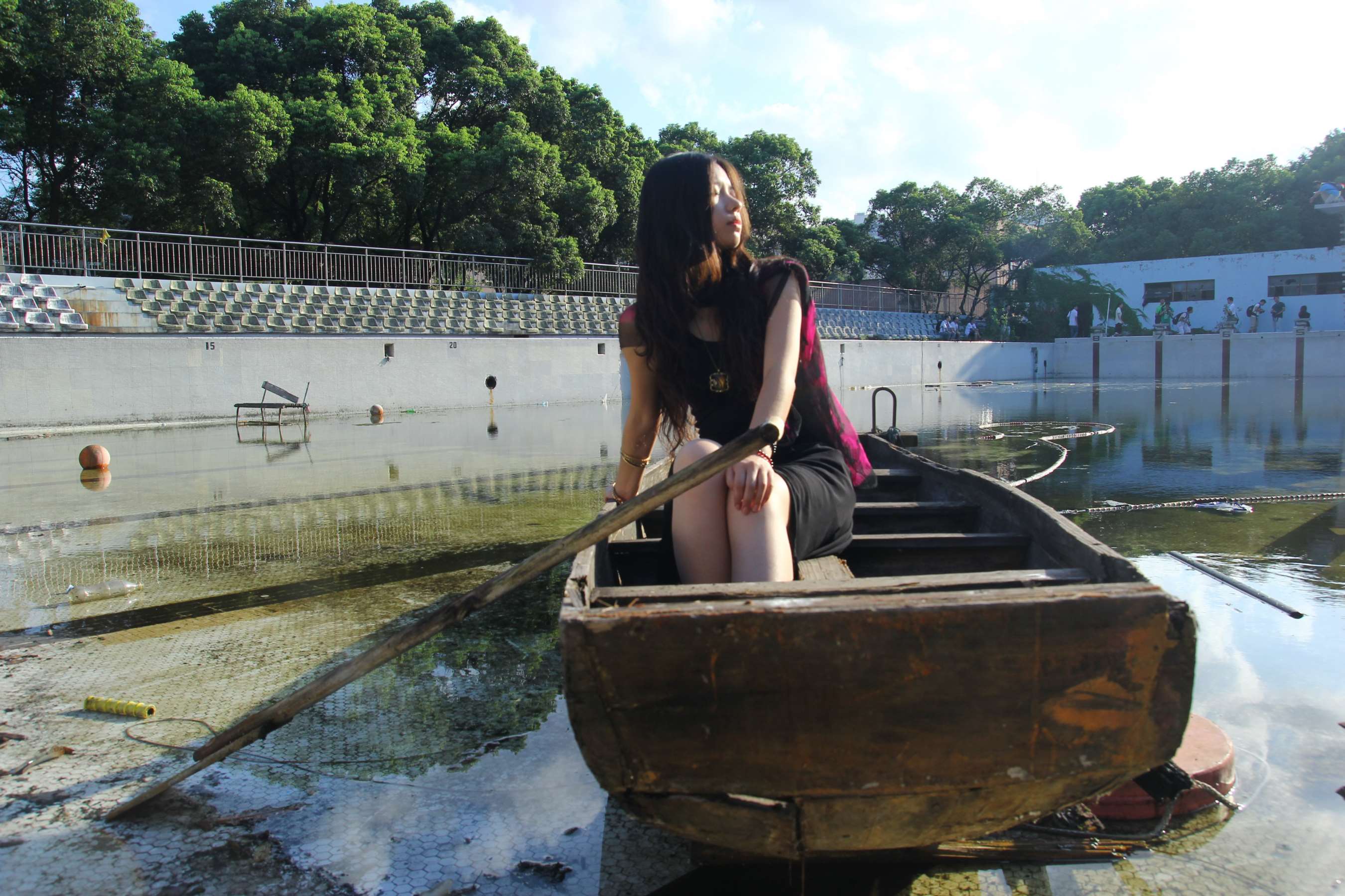 《亚妮裸足-让我们荡起双桨》作品图