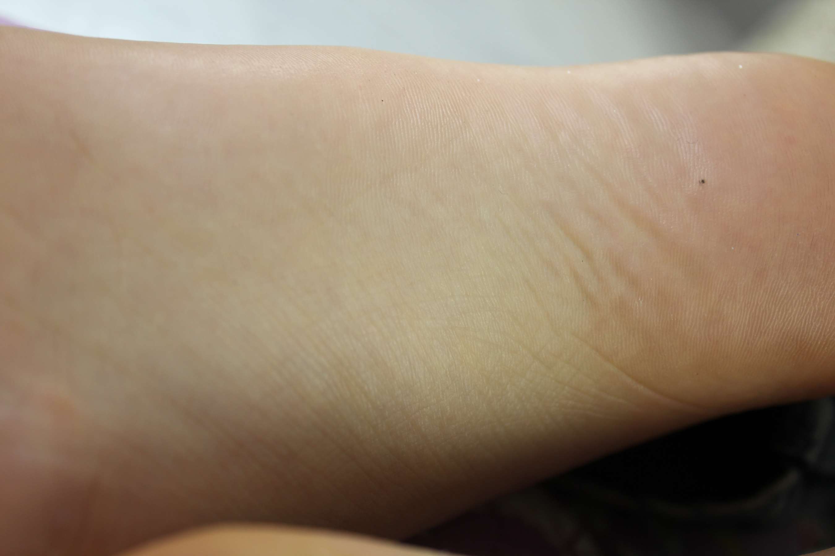 《玮玮同学的脚掌如此白皙！》作品图