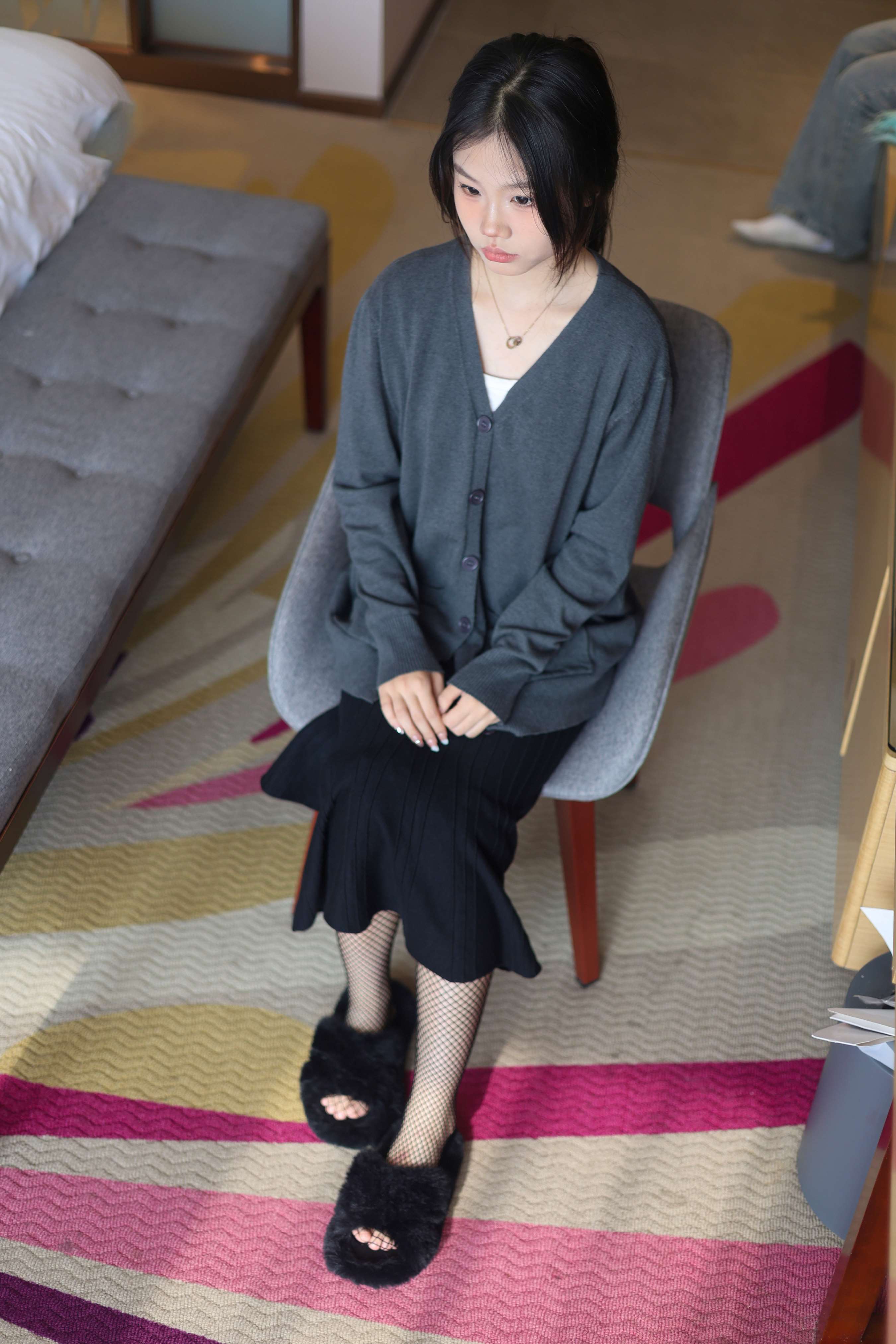 《少女毛毛鞋网袜》作品图