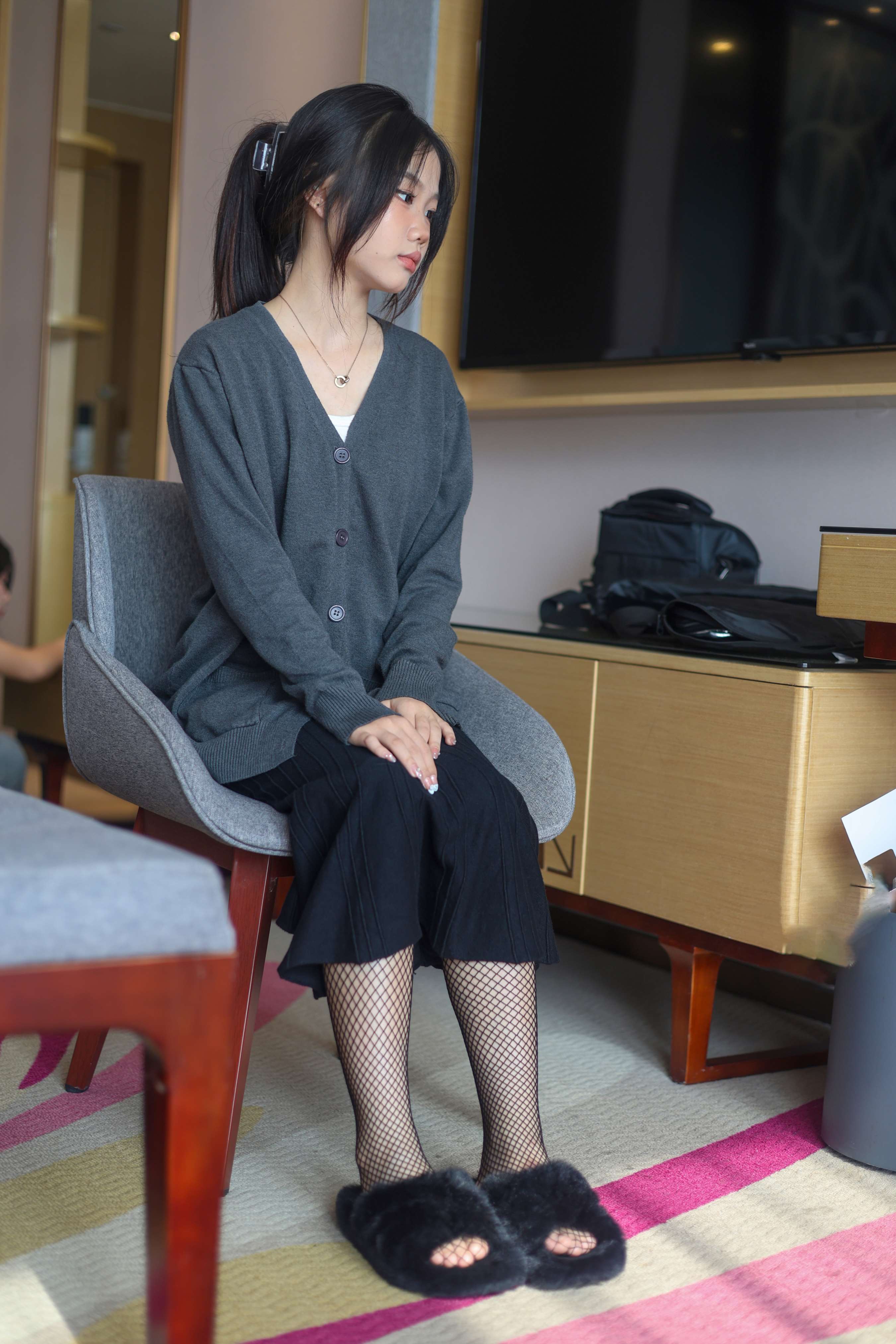 《少女毛毛鞋网袜》作品图