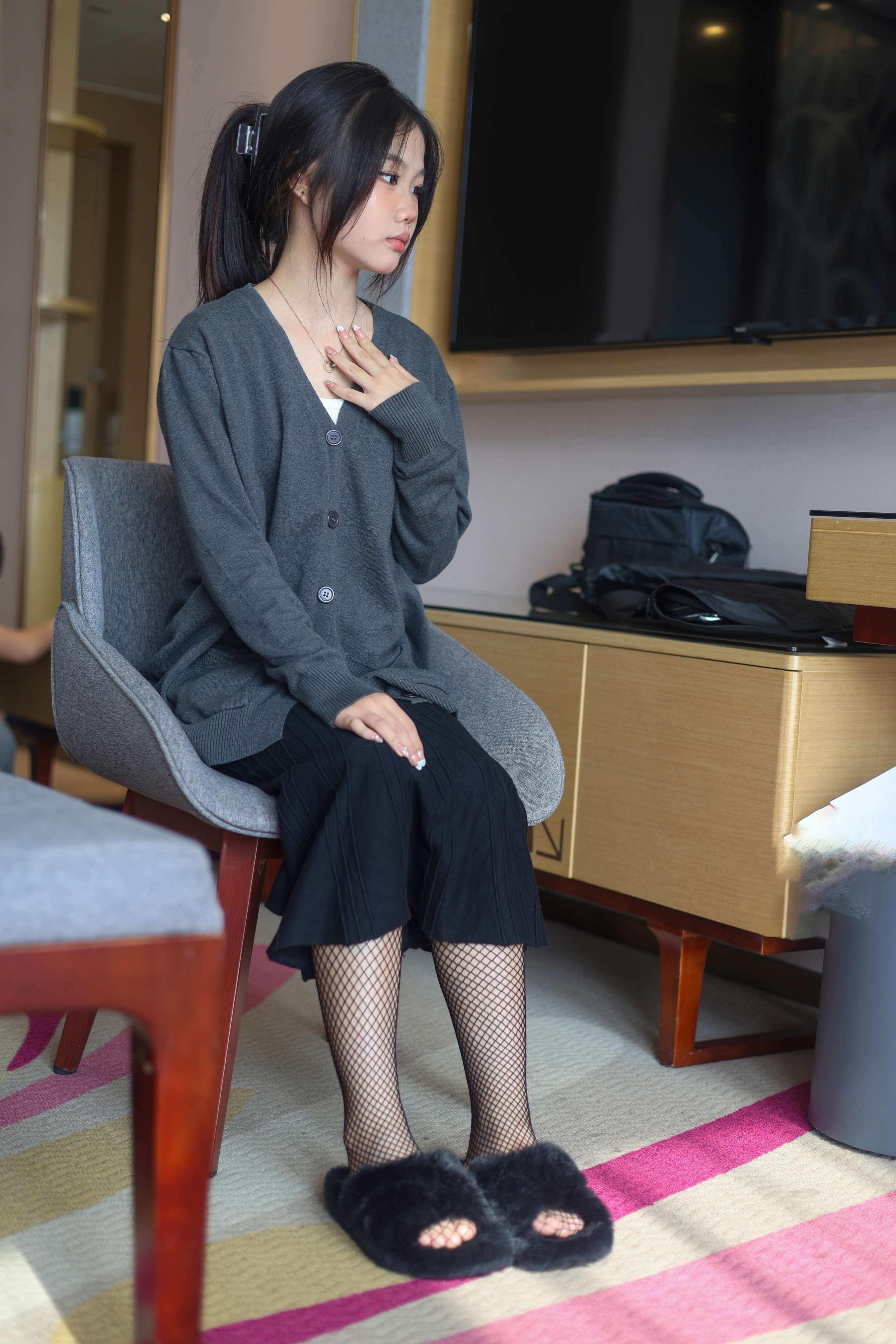 《少女毛毛鞋网袜》作品图