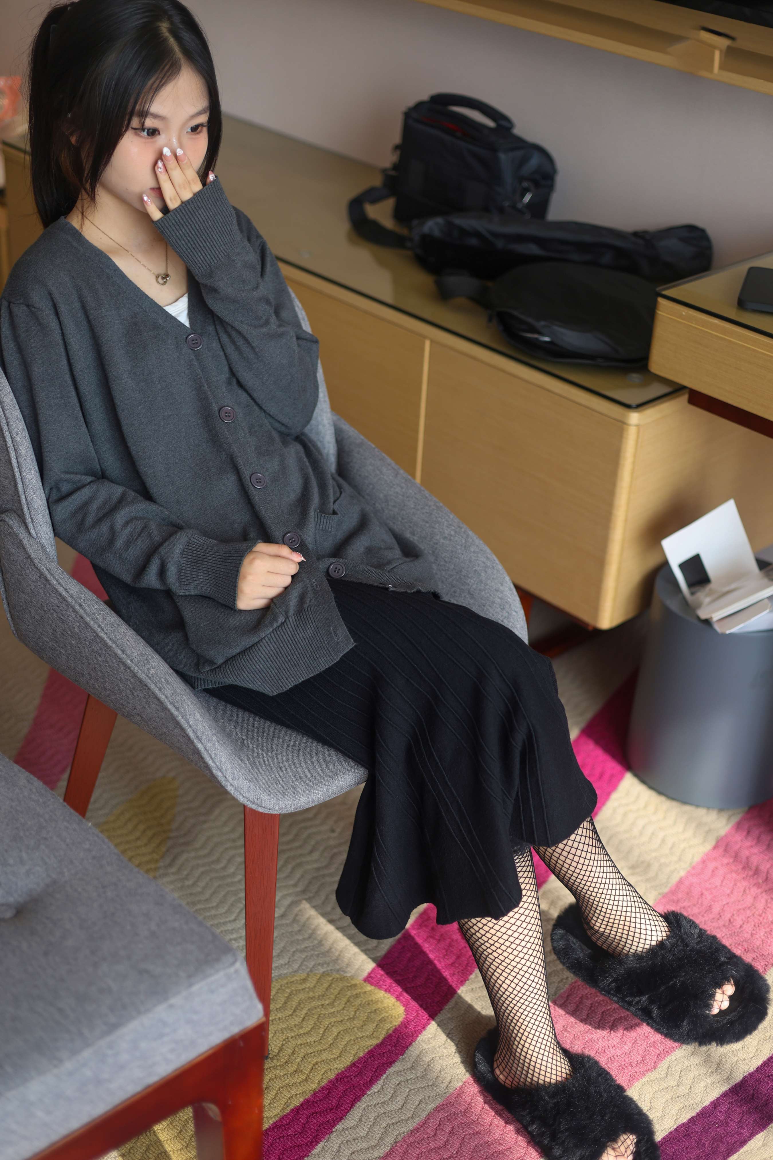 《少女毛毛鞋网袜》作品图