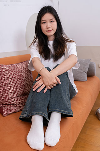 松松-板鞋、白棉袜、裸足