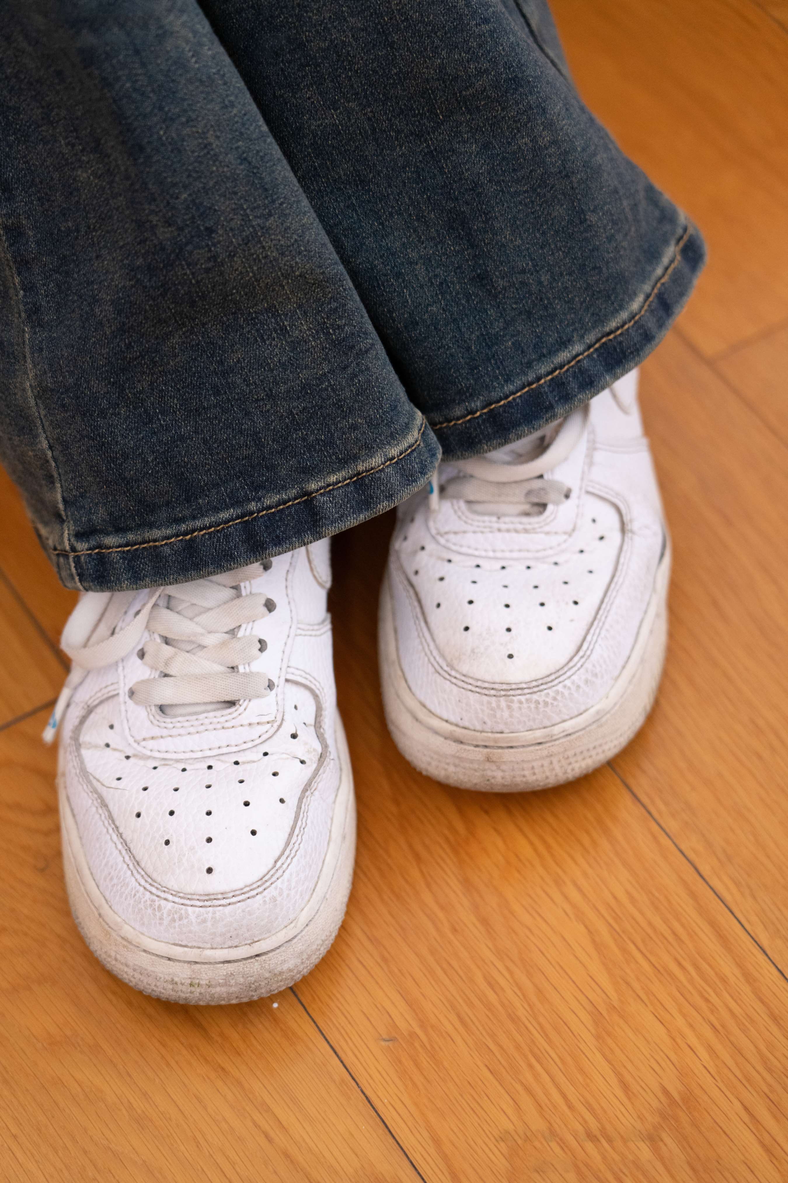 《松松-板鞋、白棉袜、裸足》作品图