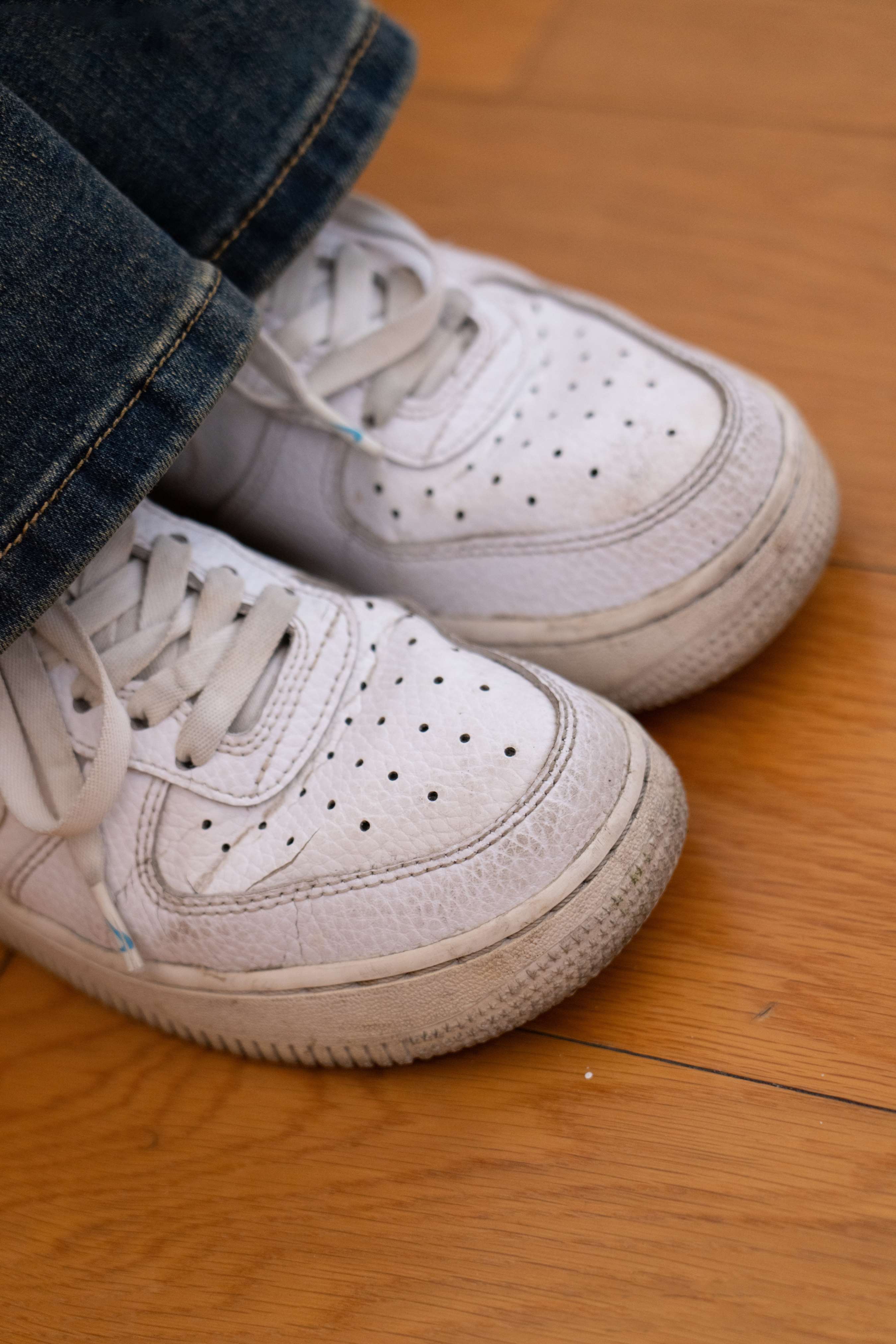 《松松-板鞋、白棉袜、裸足》作品图