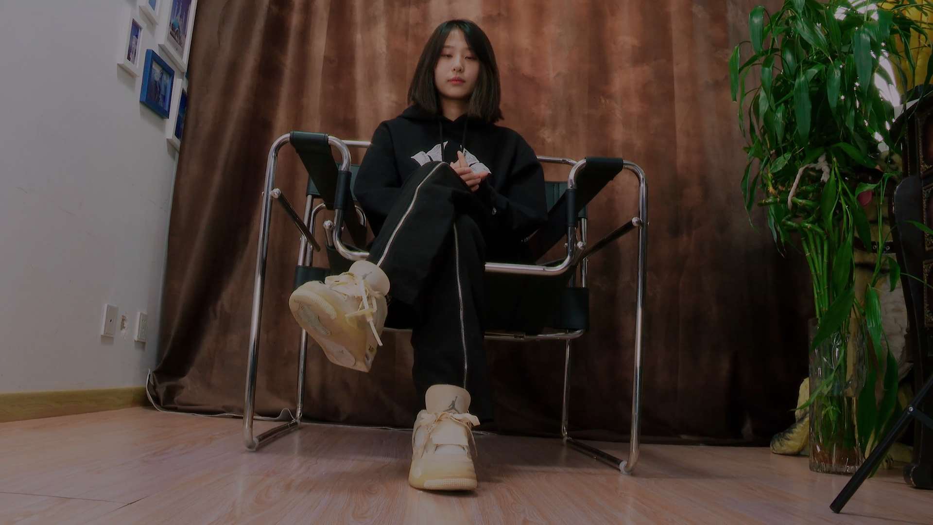 《[寄卖视频]A&F-Angel炫耀她性感灵活的小脚》作品图