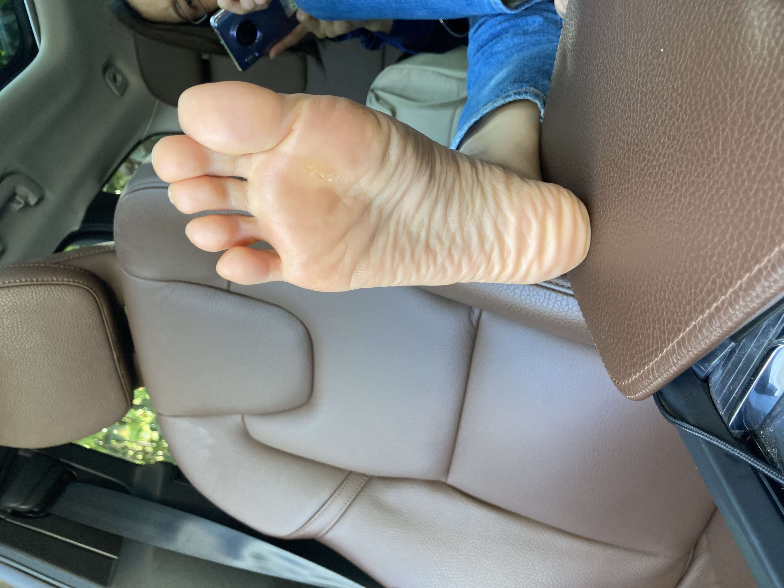 《轻熟妇车上扭动顽皮的双脚被我一览无余》作品图