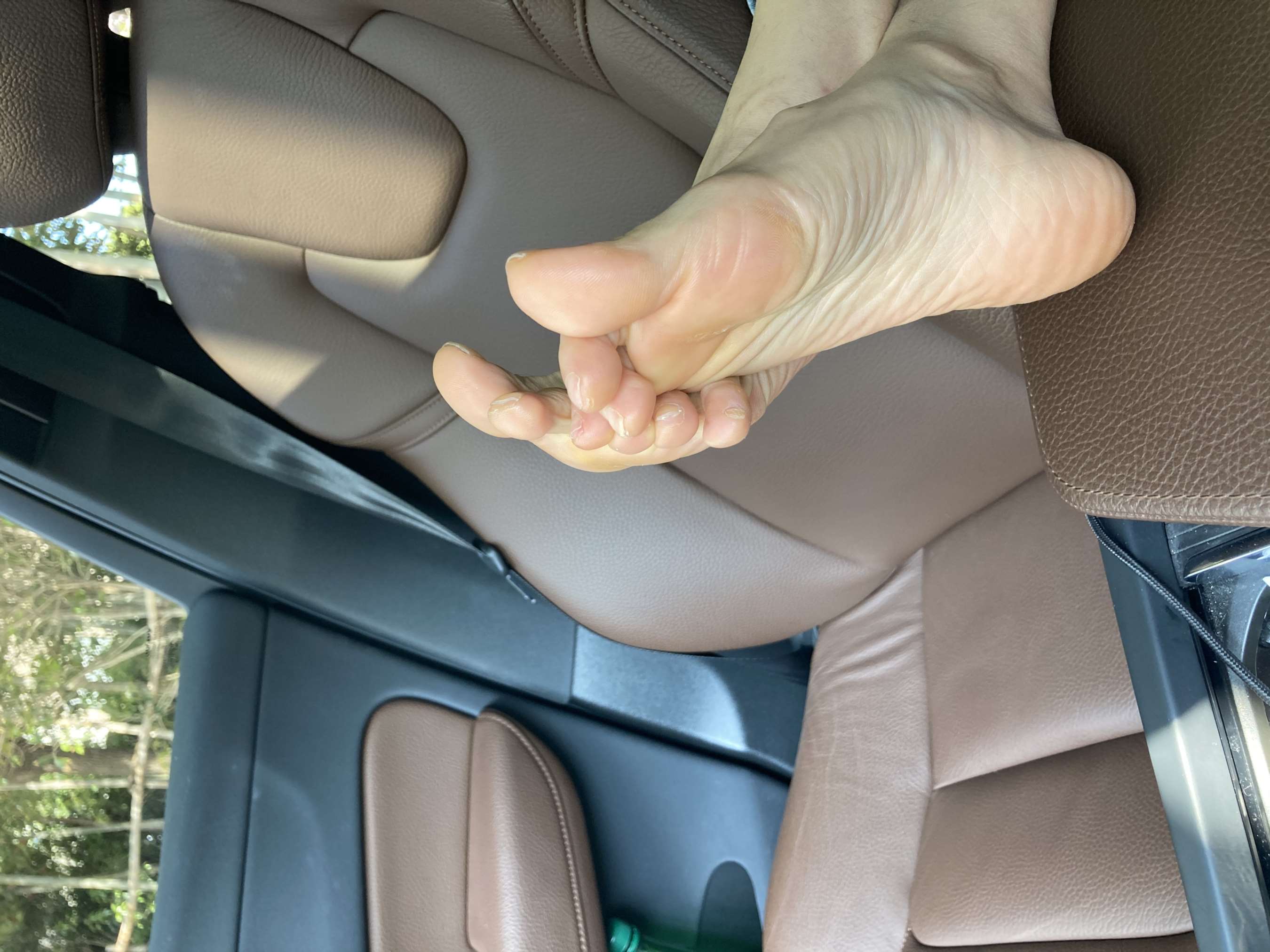 《轻熟妇车上扭动顽皮的双脚被我一览无余》作品图