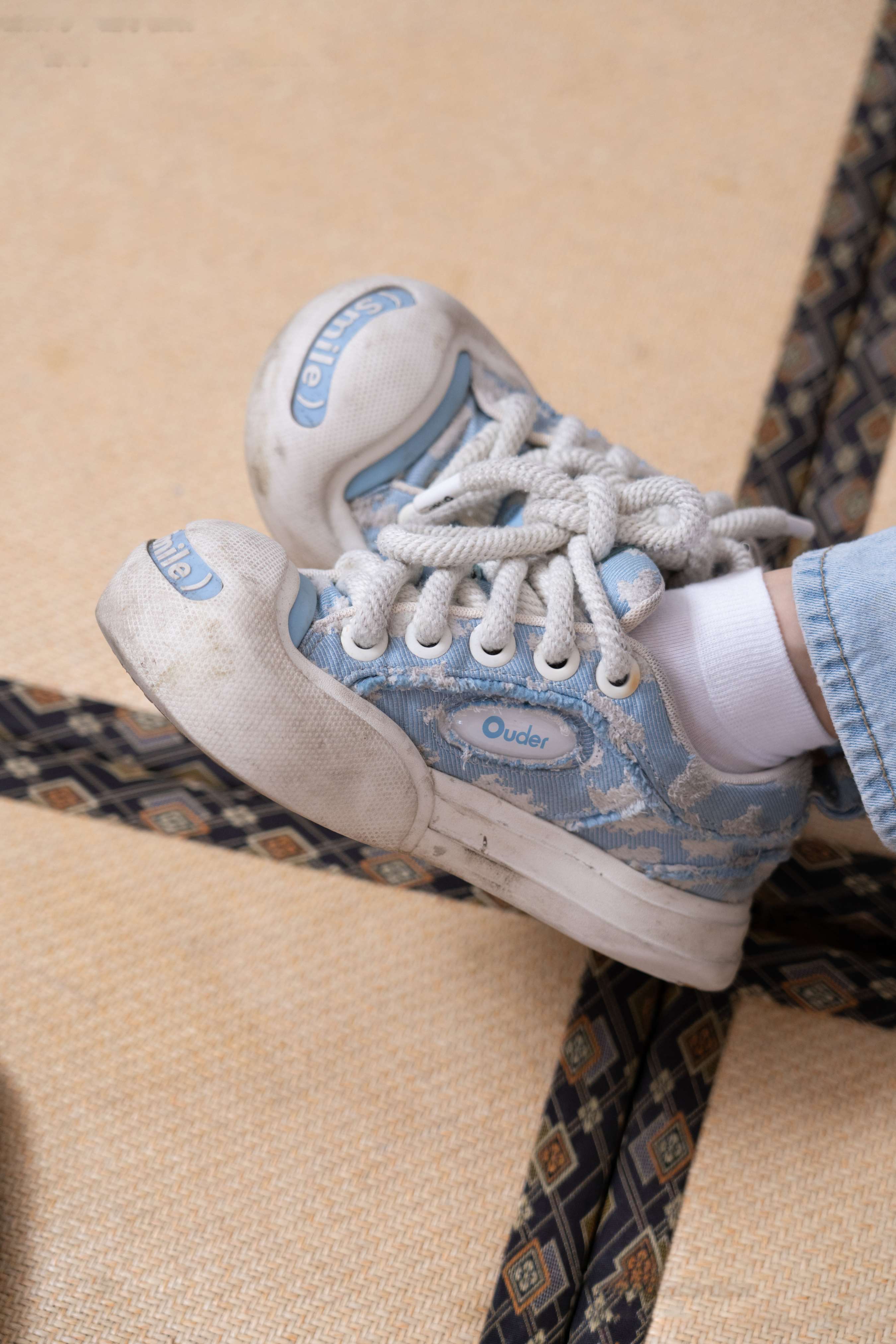 《雪梨-帆布鞋、白棉袜、裸足》作品图