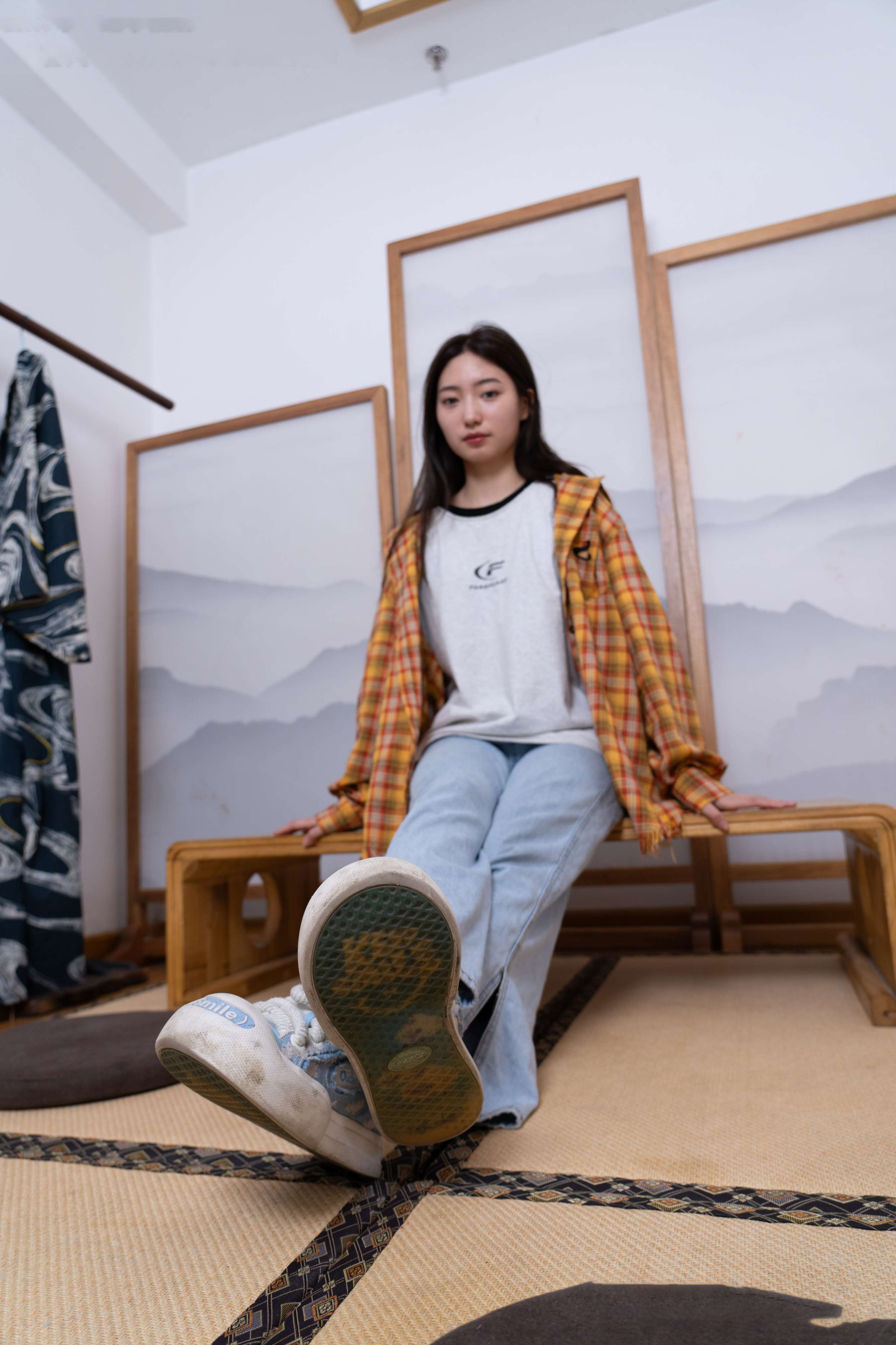 《雪梨-帆布鞋、白棉袜、裸足》作品图