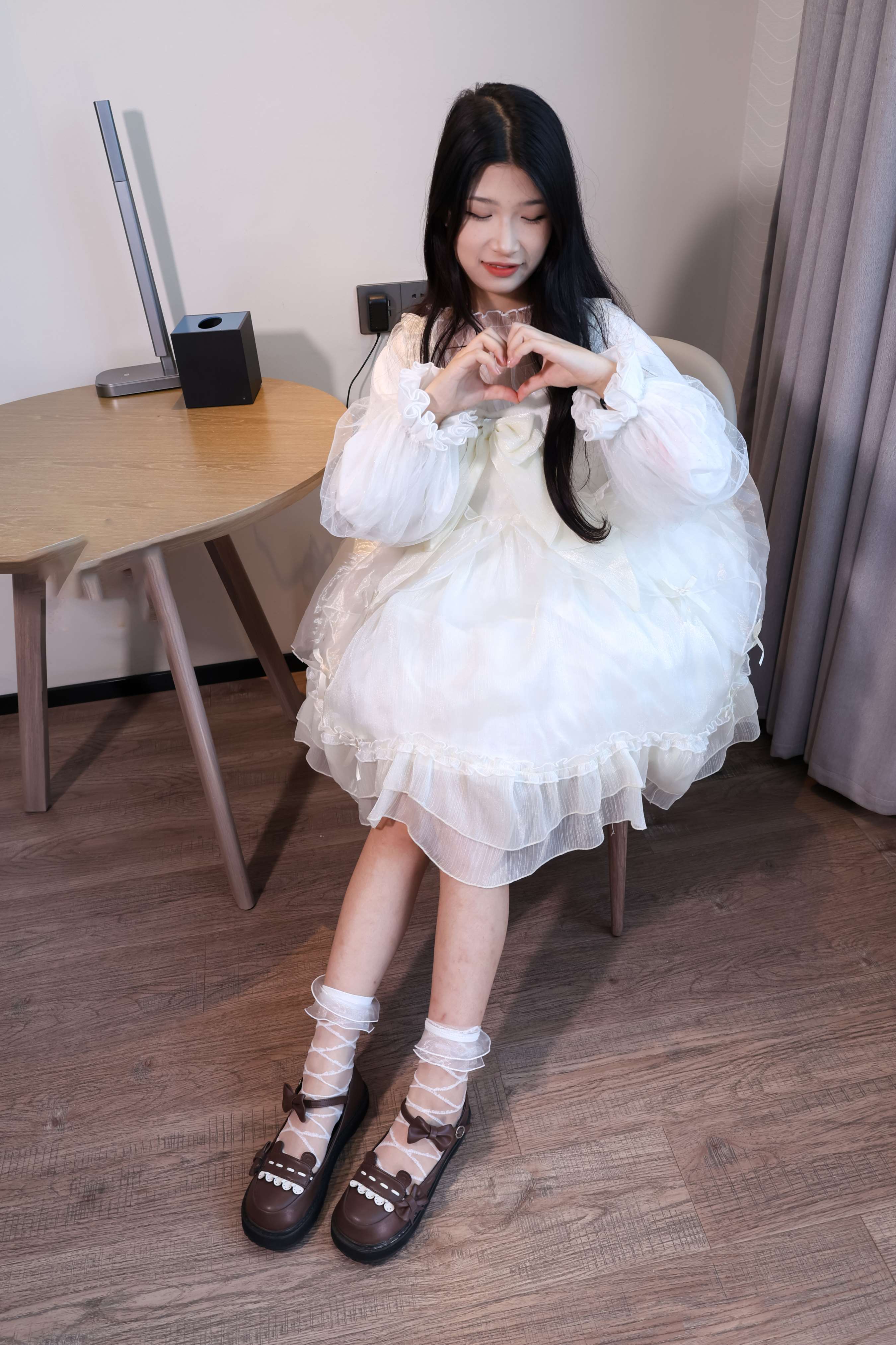 《少女白裙纱袜》作品图