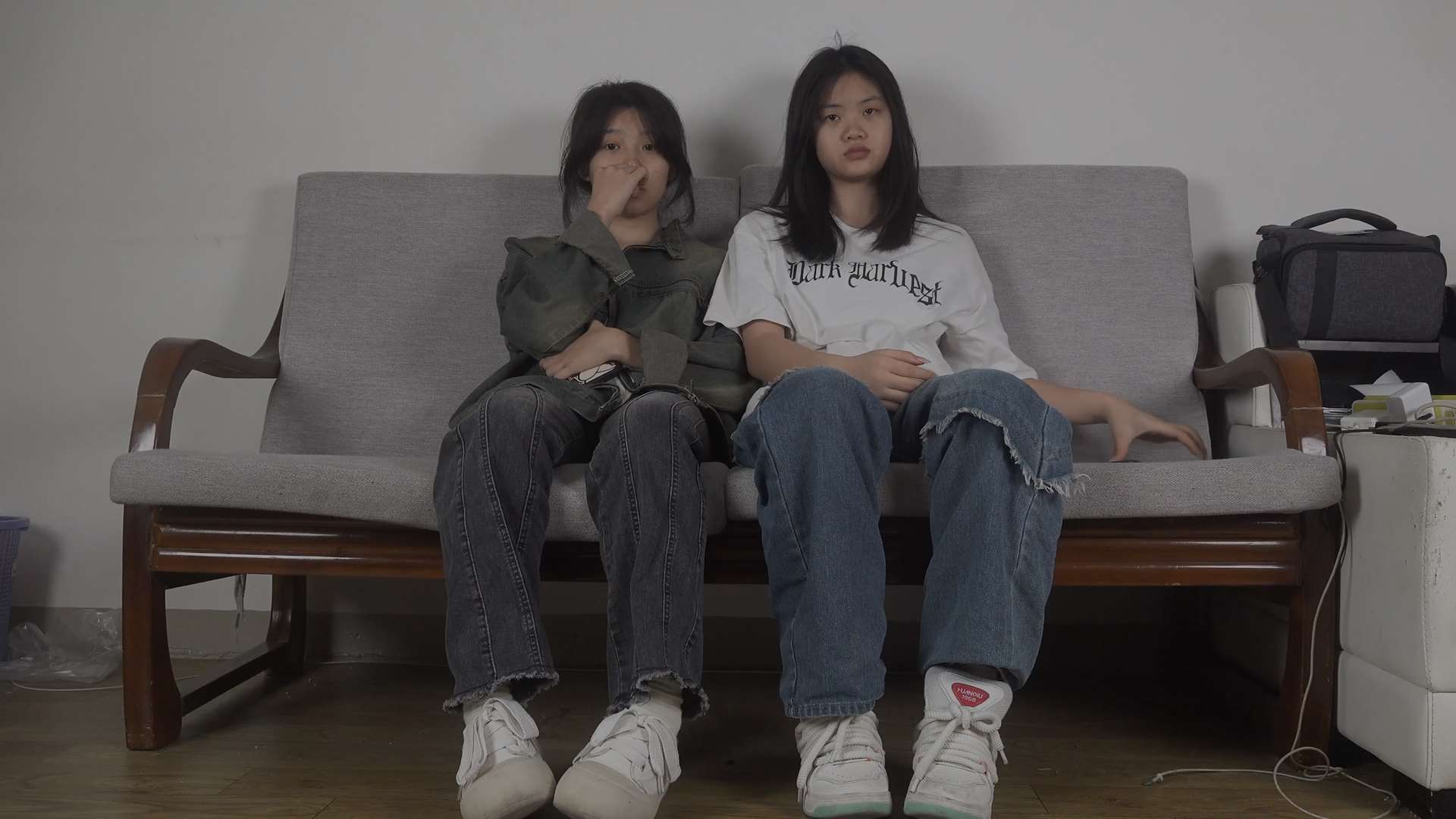 《[视频]菲菲和芷欣原味脏红润美脚，大脚对小脚》作品图