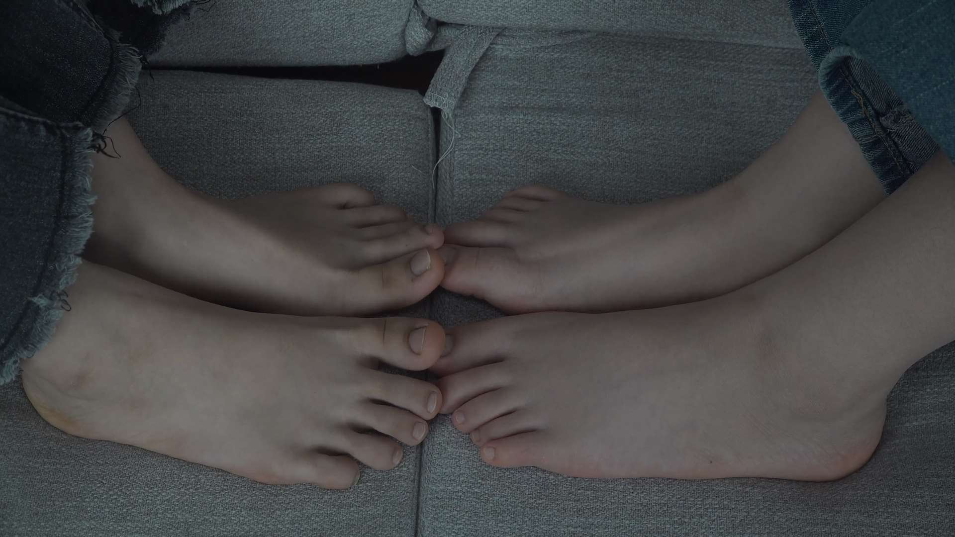 《[视频]菲菲和芷欣原味脏红润美脚，大脚对小脚》作品图