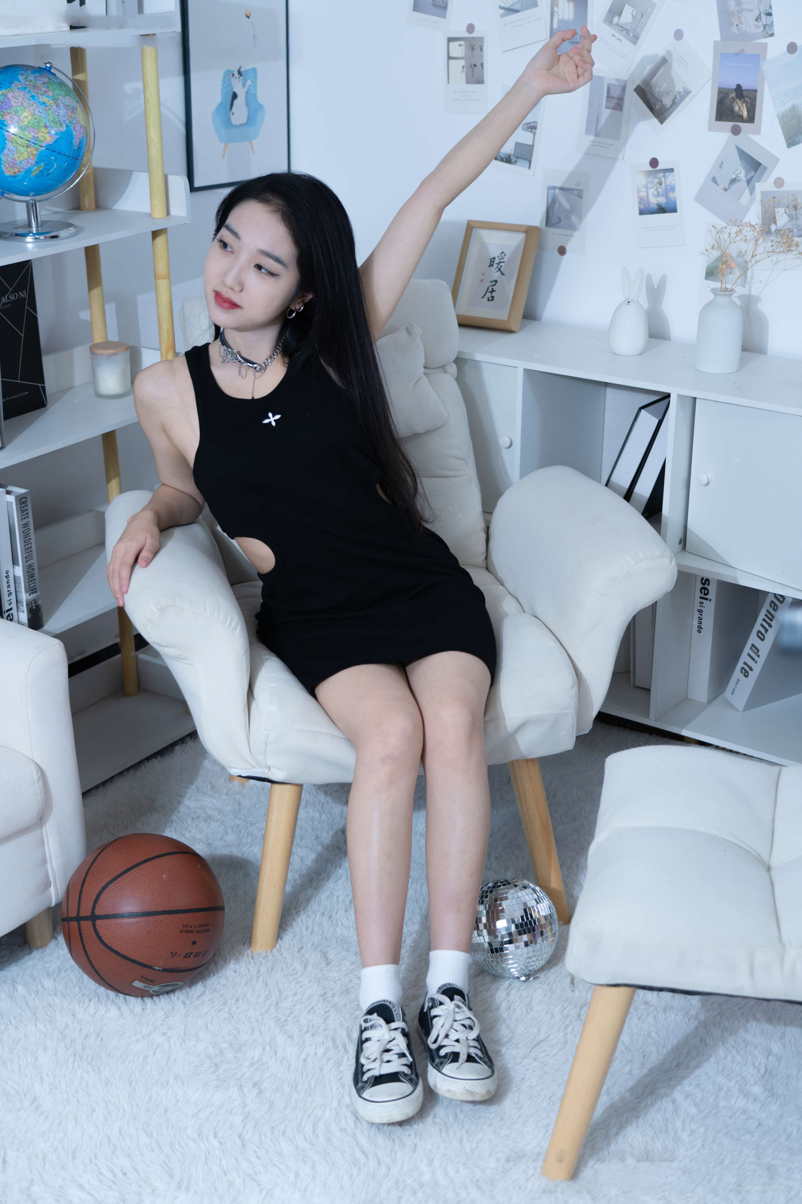 《筱筱-帆布鞋、白棉袜、裸足》作品图