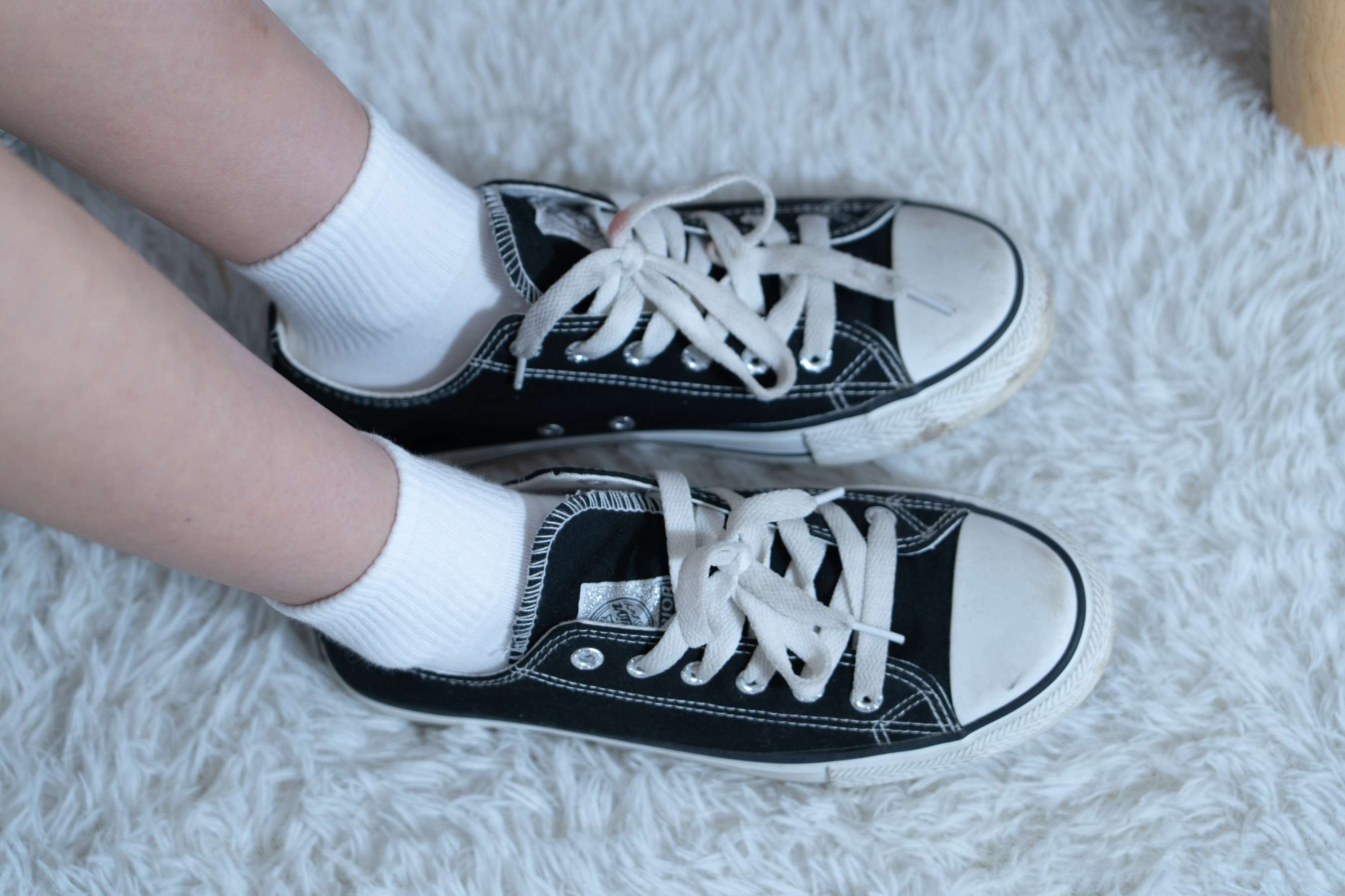 《筱筱-帆布鞋、白棉袜、裸足》作品图