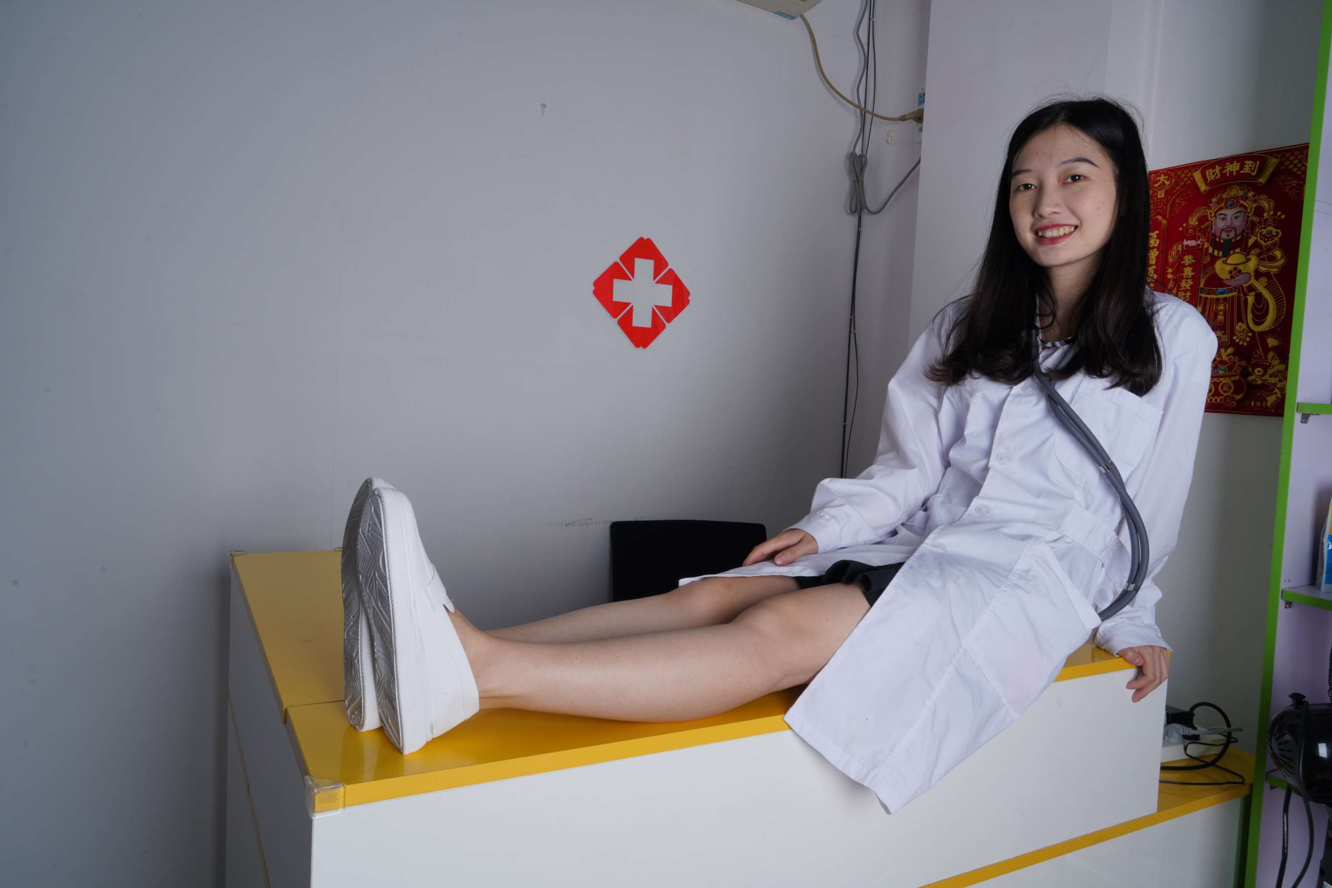 《燕玲“医生”展示36码可爱小嫩脚》作品图