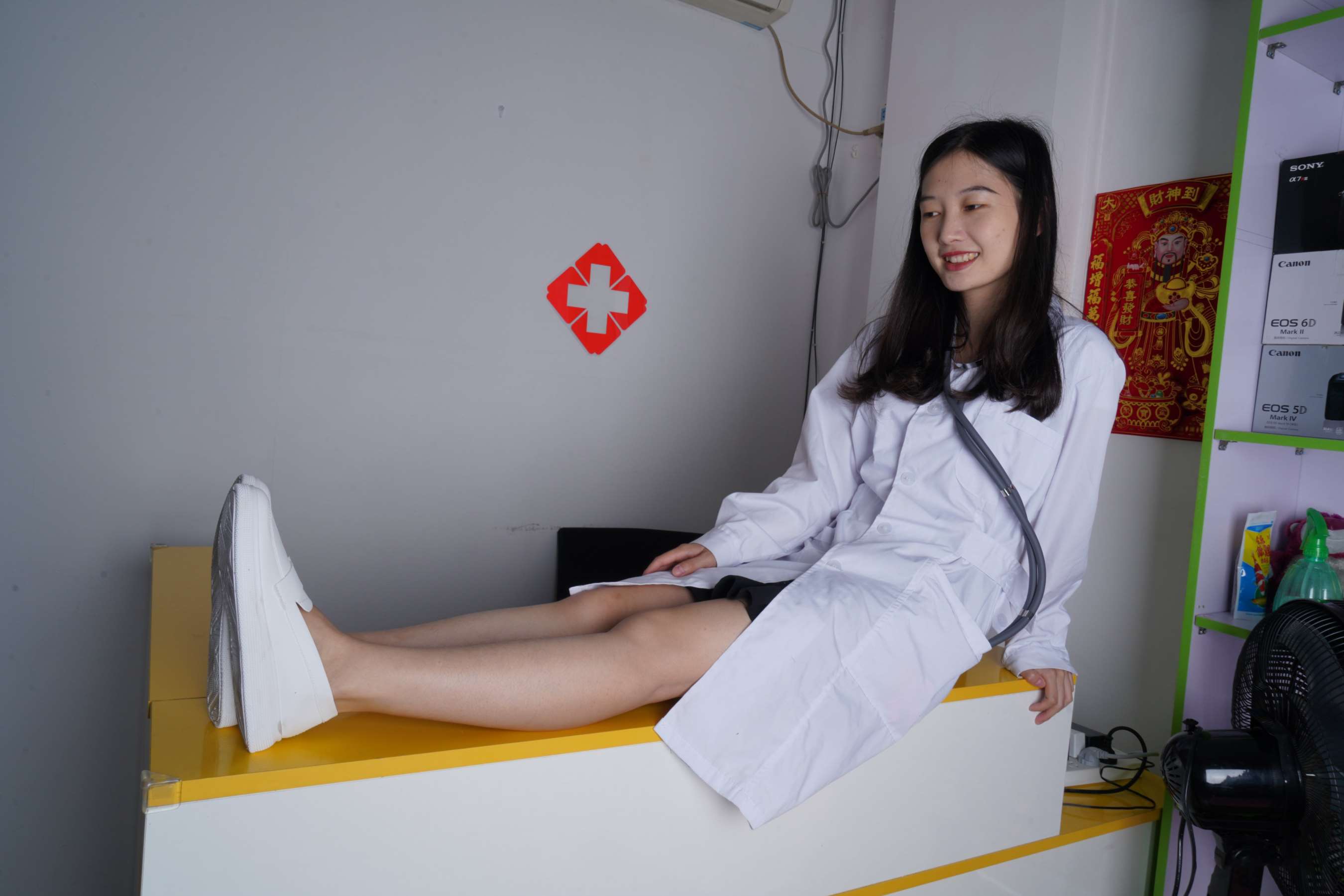 《燕玲“医生”展示36码可爱小嫩脚》作品图