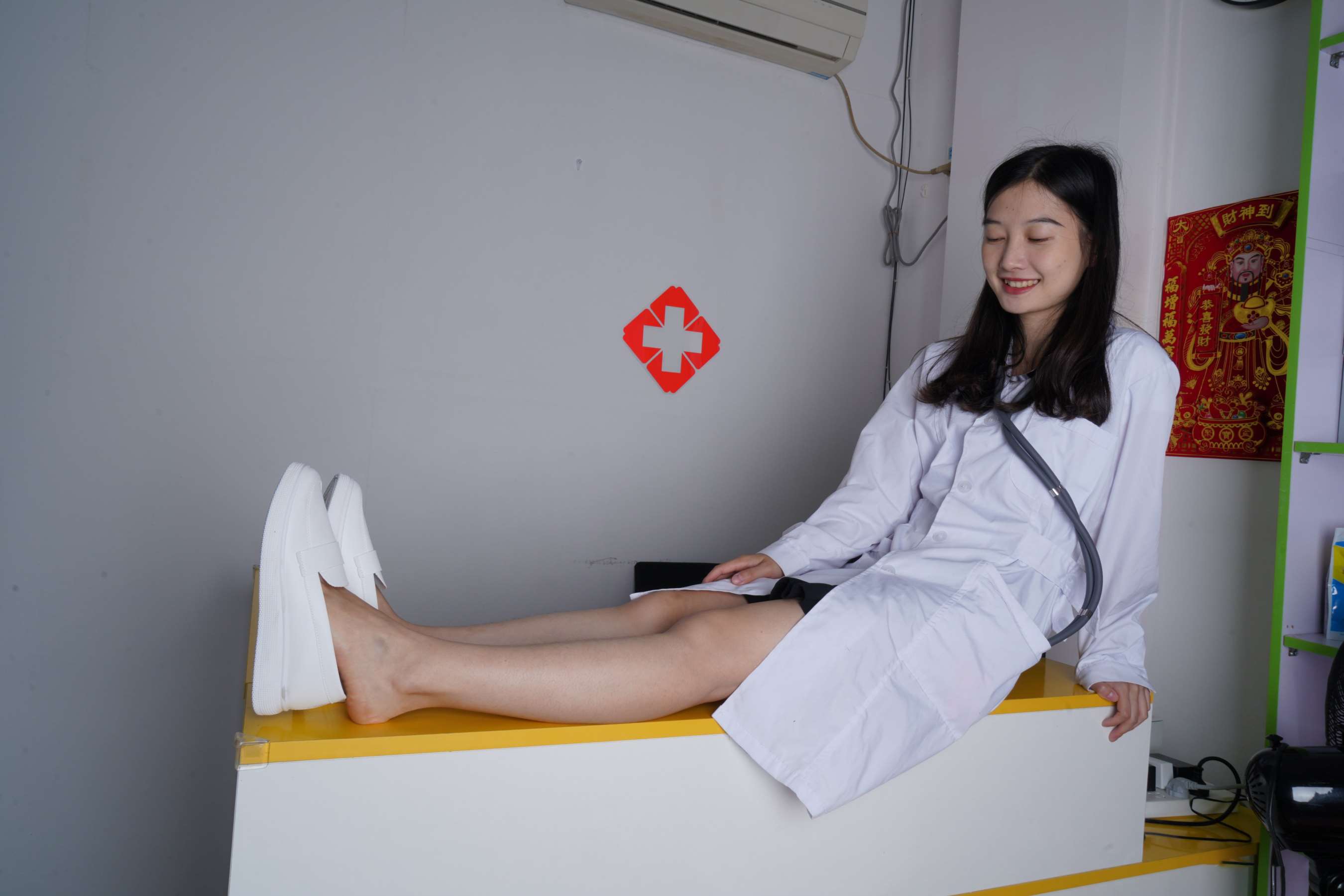 《燕玲“医生”展示36码可爱小嫩脚》作品图