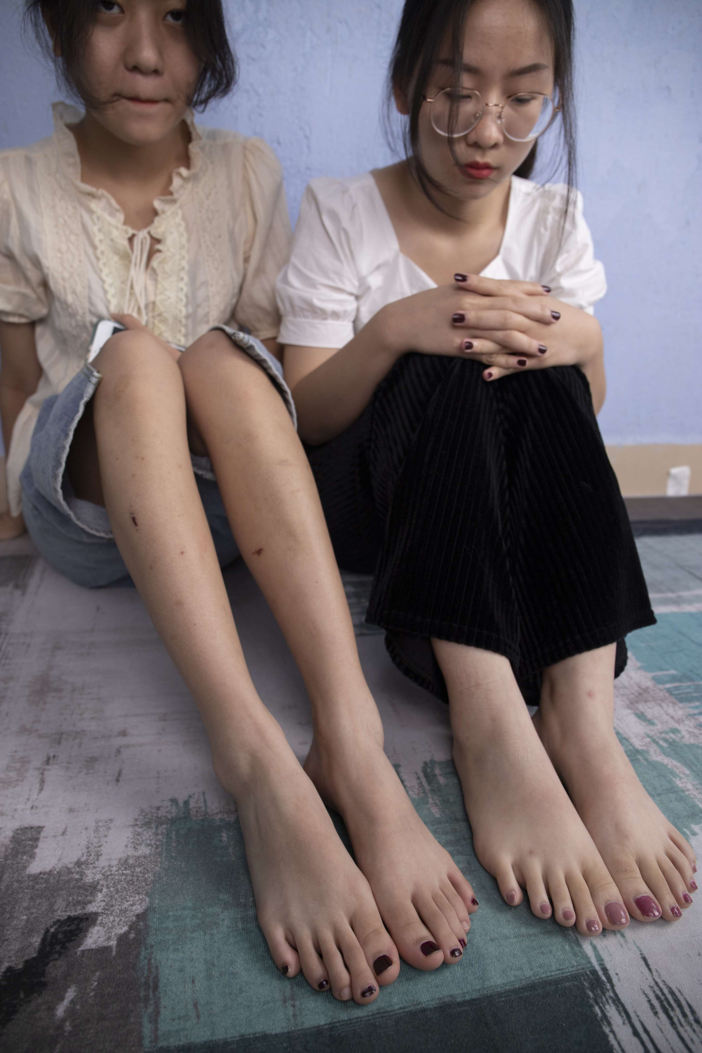 《小雨和姗姗互足》作品图