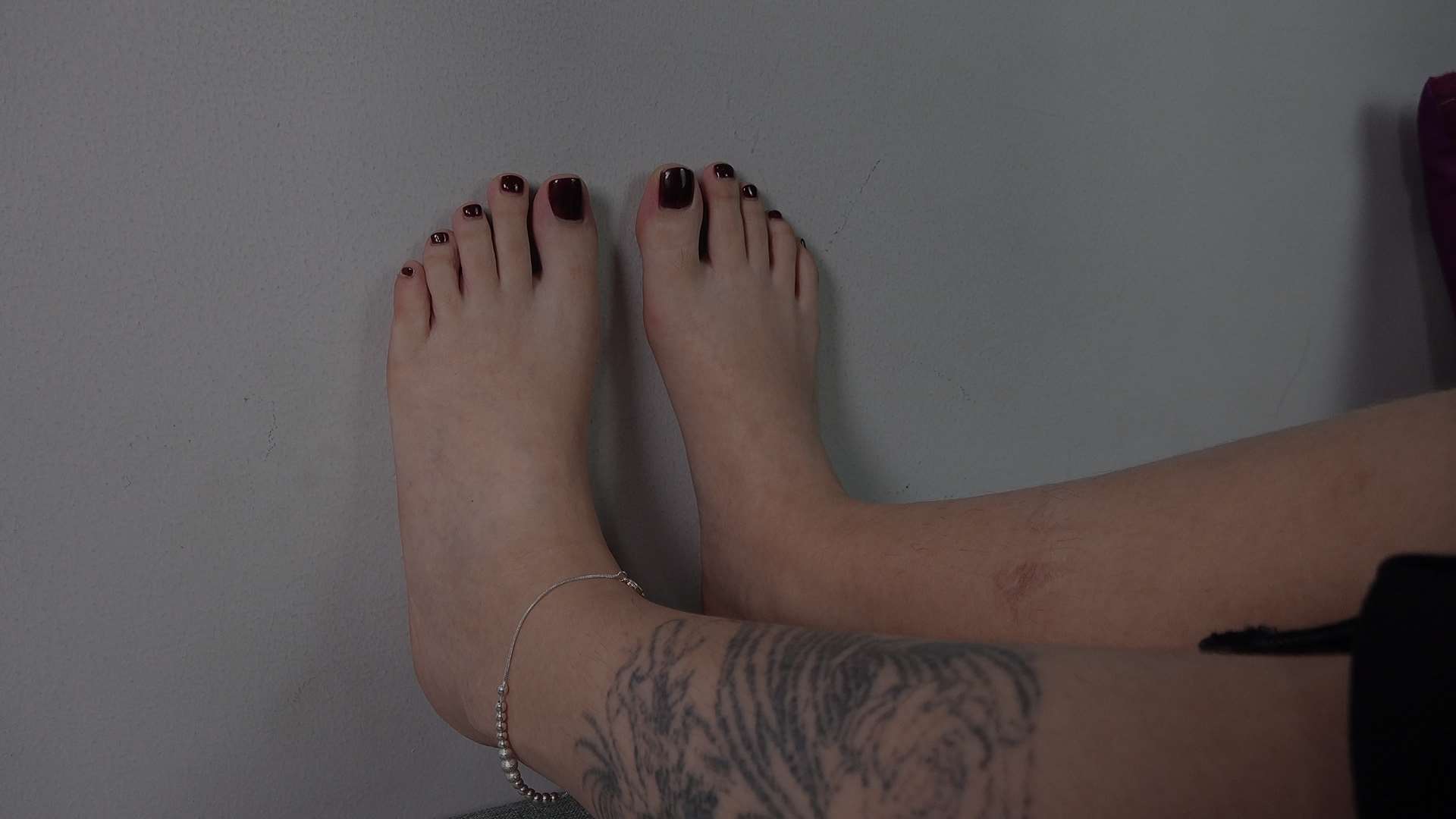 《[视频]小仪涂满红色指甲油的小脚美极了》作品图