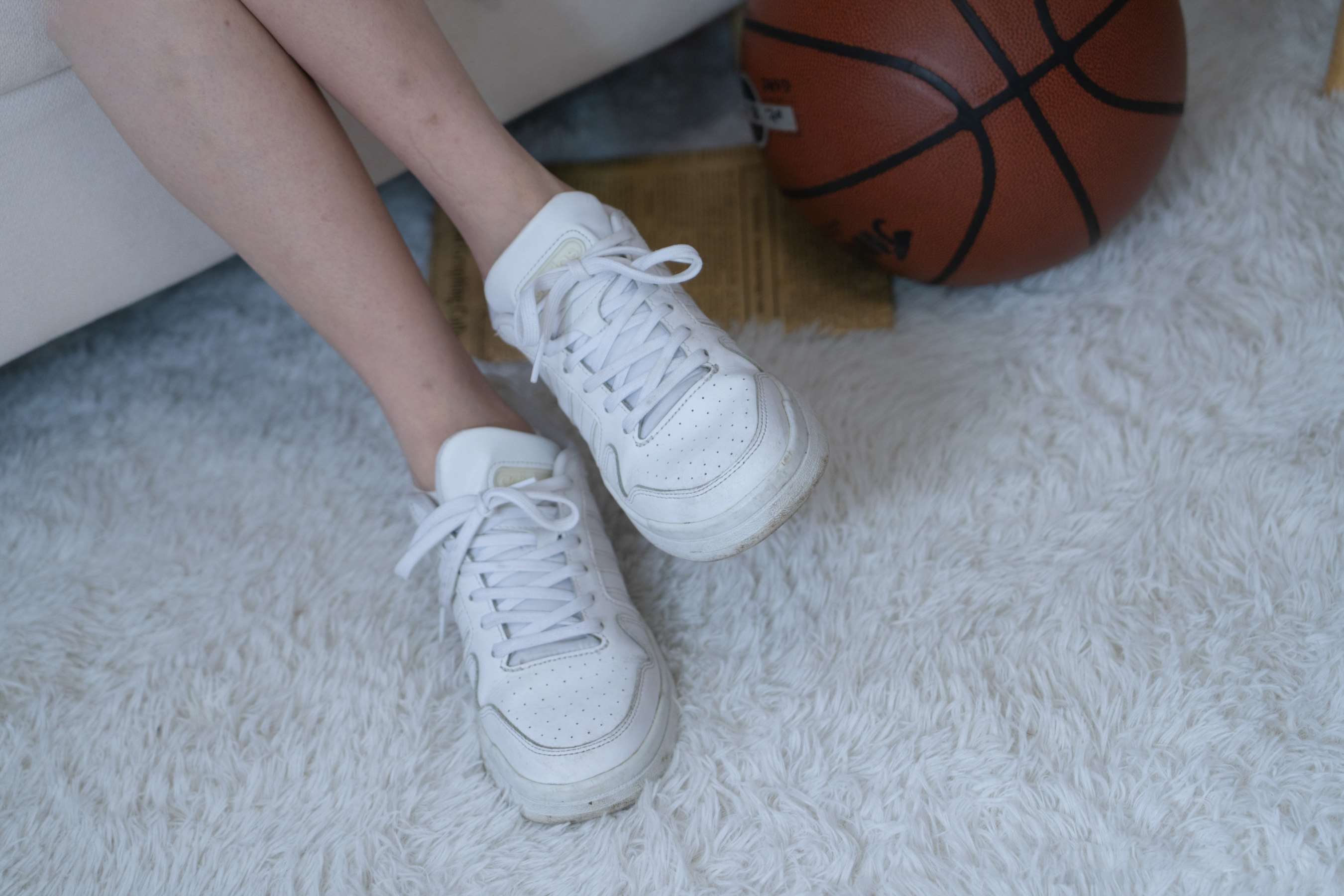 《静静-板鞋、白棉袜、裸足》作品图