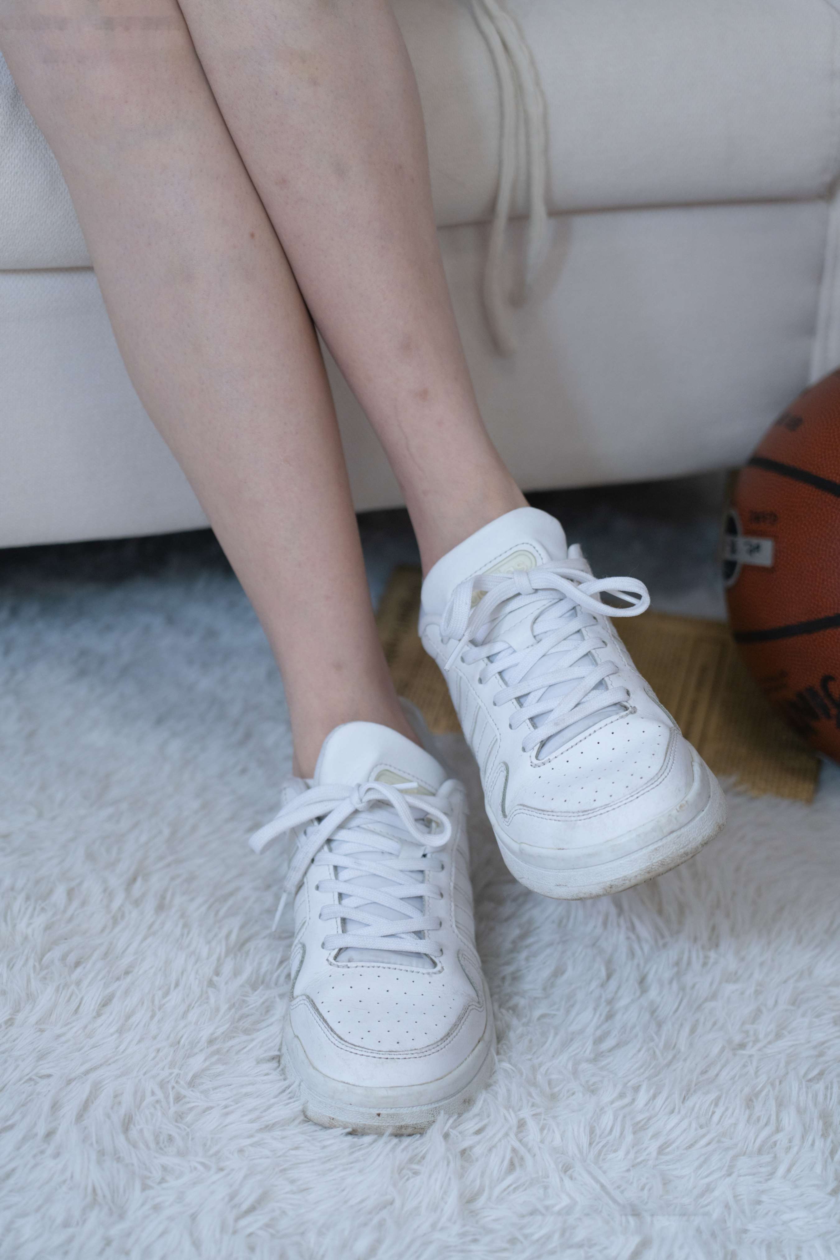 《静静-板鞋、白棉袜、裸足》作品图